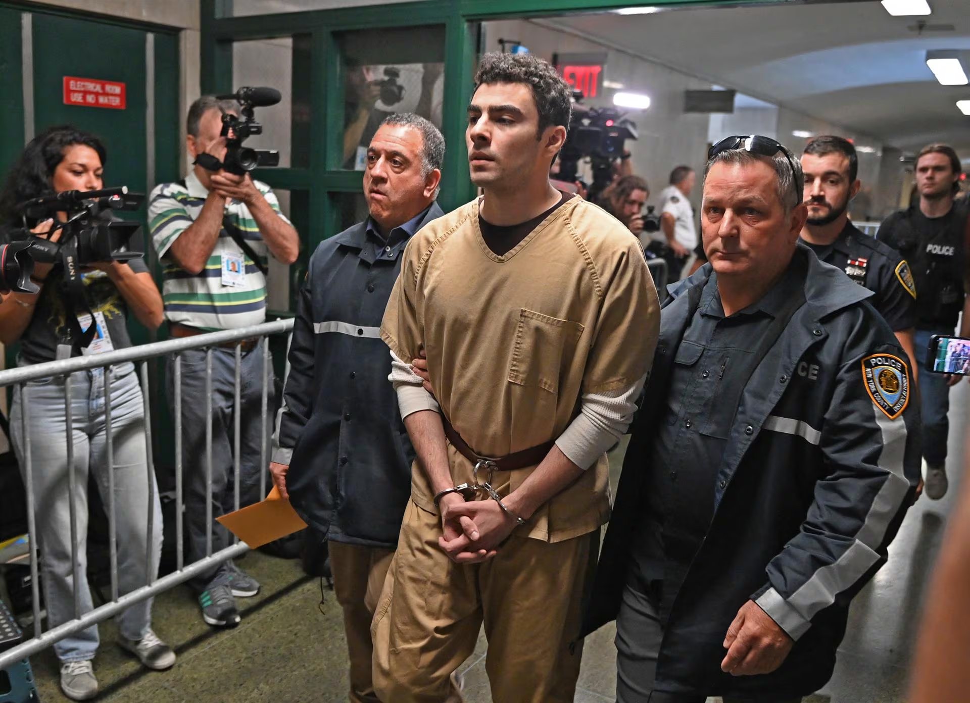 El juez Gregory Carro debe decidir si el juicio estatal por asesinato y posesión de armas puede continuar en Manhattan (Europa Press)