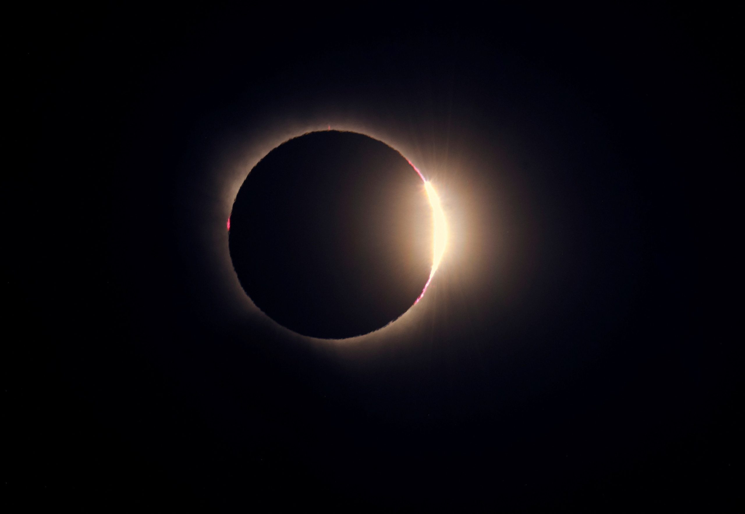 El anillo de diamante surgió cuando quedó un solo punto de luz junto al resplandor exterior de la corona solar (REUTERS/Victor Fraile)