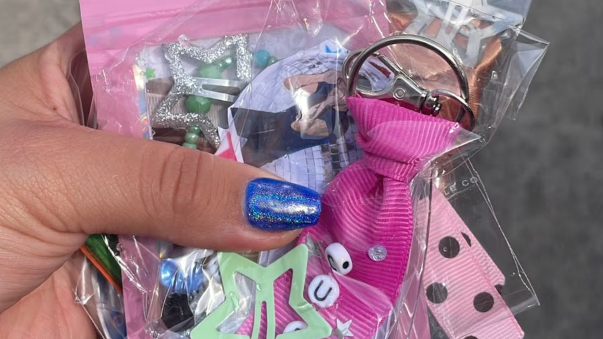 Fans de Harry Styles prepararon sus freebies con antelación (Amisadai González)