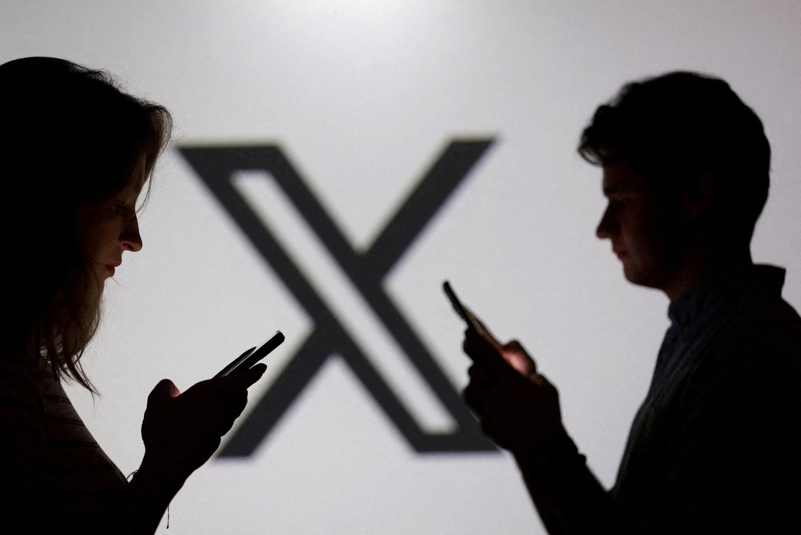 Las publicaciones del feed ‘Para ti’ de X contradecían con más frecuencia los valores declarados por los usuarios que el contenido de ‘Siguiendo’. (REUTERS/Dado Ruvic/Illustration/File Photo)