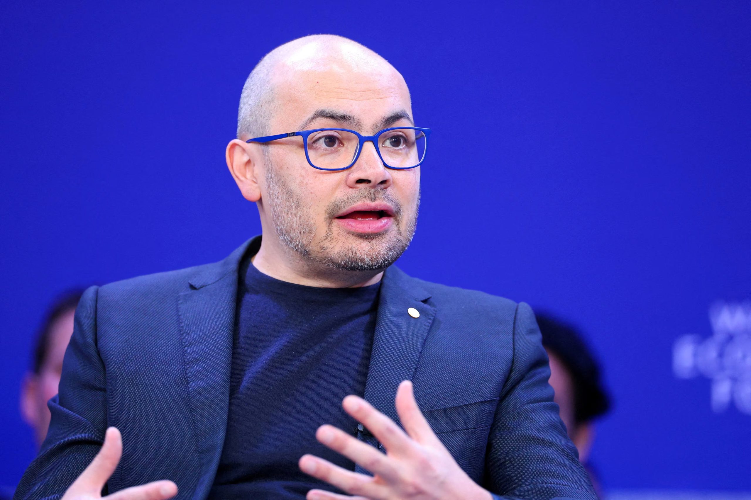 Google compró DeepMind en 2014 y convirtió a Demis Hassabis en una pieza central de su estrategia global en inteligencia artificial (REUTERS/Denis Balibouse/File Photo)