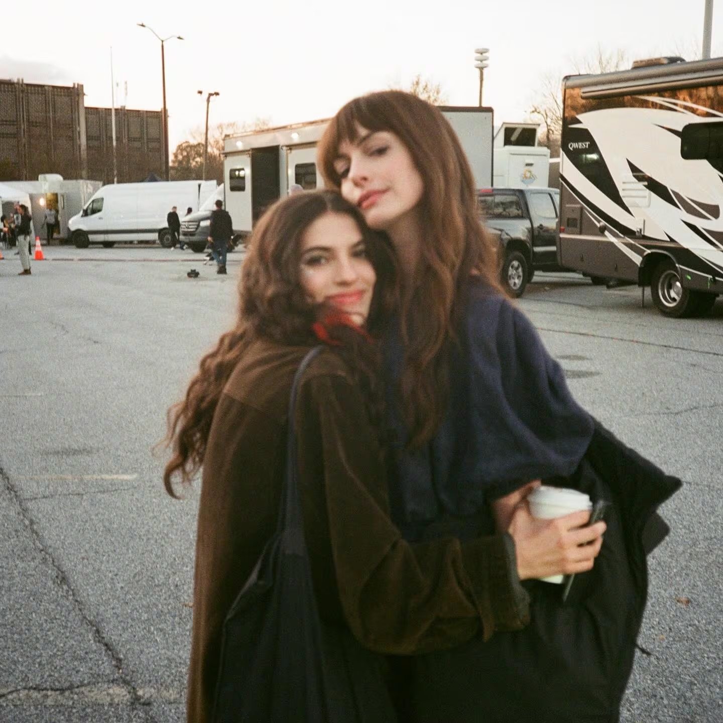  Ella Rubin y Anne Hathaway durante el rodaje de 