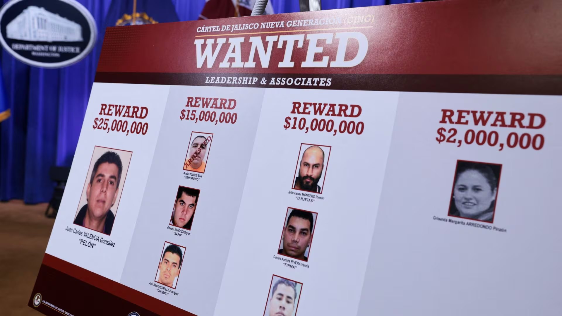 Un cartel con imágenes de miembros buscados del Cártel Jalisco Nueva Generación (CJNG) el día de una conferencia de prensa para anunciar nuevas acciones de la administración Trump contra el CJNG, en el Departamento de Justicia en Washington, D.C., Estados Unidos. 5 de agosto de 2026. REUTERS/Jonathan Ernst