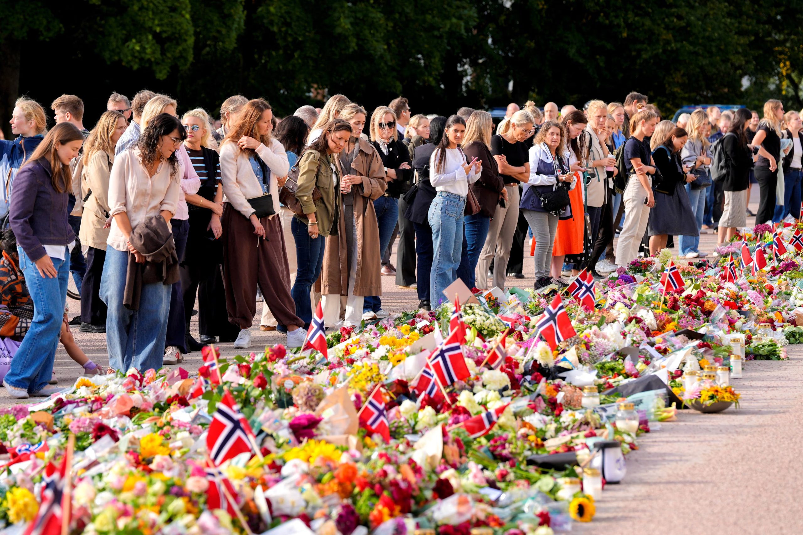 Los dolientes se congregan en Slottsplassen, Oslo, Noruega, tras el anuncio de la muerte del rey Harald V, el 28 de agosto de 2026. (Lise Aserud/NTB/vía REUTERS)