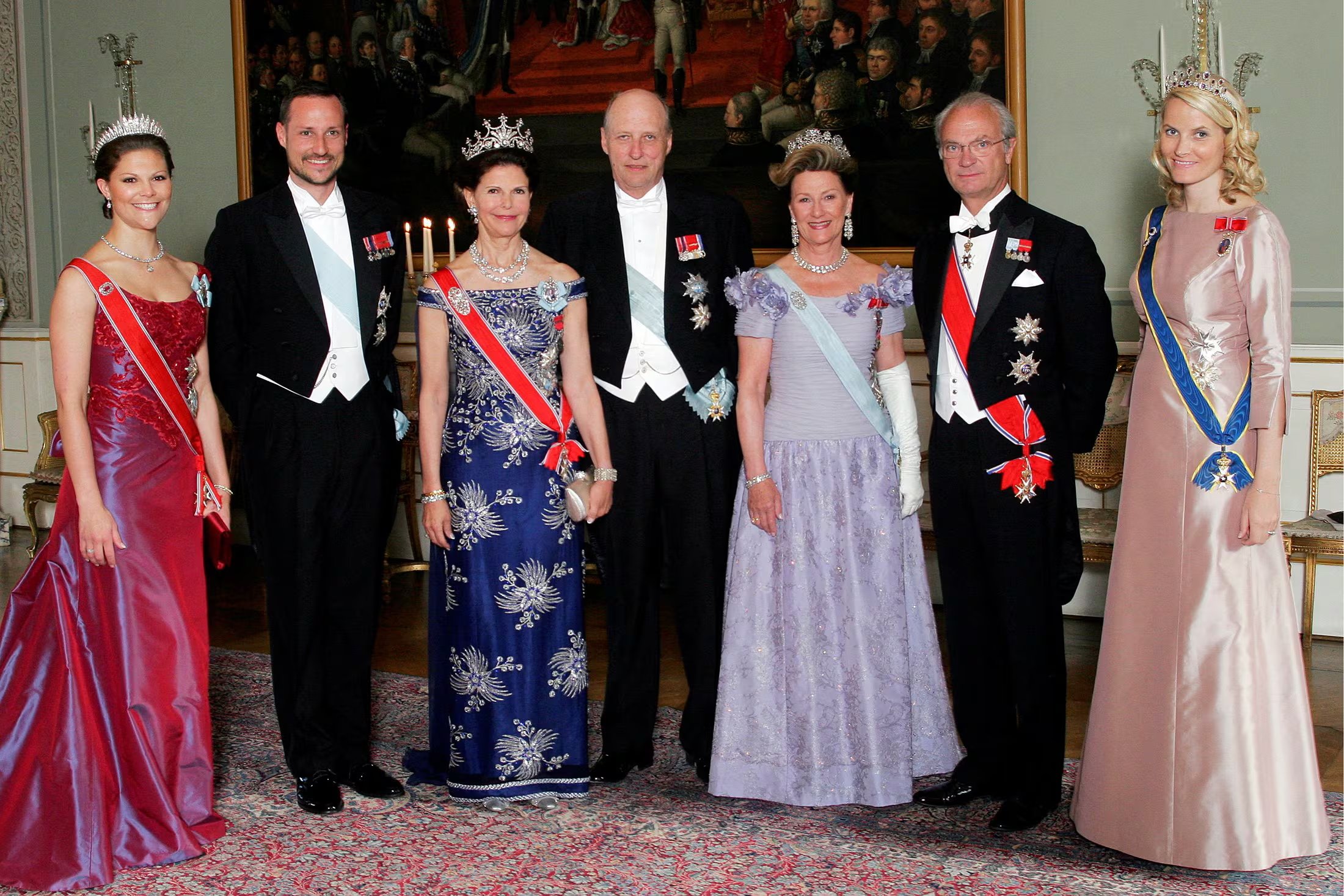 Las familias reales de Noruega y Suecia aparecen antes de una cena de gala en el Palacio Real de Oslo, Noruega, el 10 de junio de 2005. De izquierda a derecha: la princesa heredera Victoria de Suecia, el príncipe heredero Haakon de Noruega, la reina Silvia de Suecia, el rey Harald V de Noruega, la reina Sonja de Noruega, el rey Carlos XVI Gustavo de Suecia y la princesa heredera Mette-Marit de Noruega. (REUTERS/Jarl Fr. Eriksen/Scanpix/Pool/Foto de archivo)