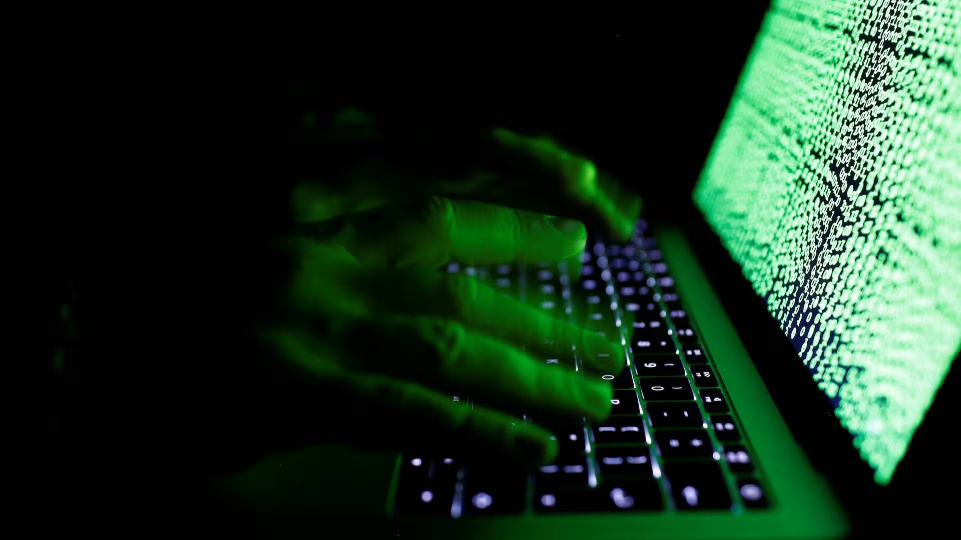Así engañan los ciberdelincuentes en el trabajo: invitaciones y archivos falsos imitan Zoom, Outlook y OneDrive - (Reuters)