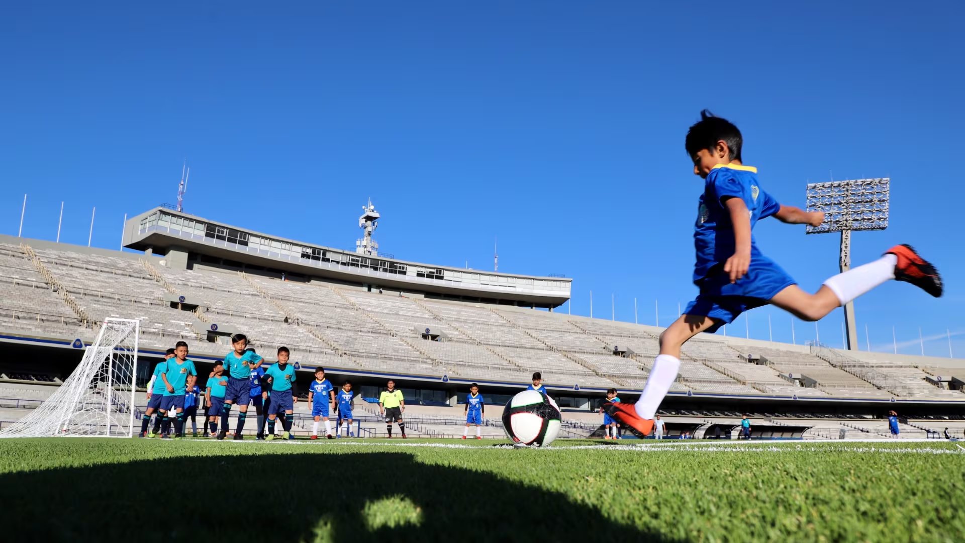Los equipos podrán incluir hasta dos jugadores registrados en ligas profesionales y deberán cumplir con requisitos de residencia y documentación.