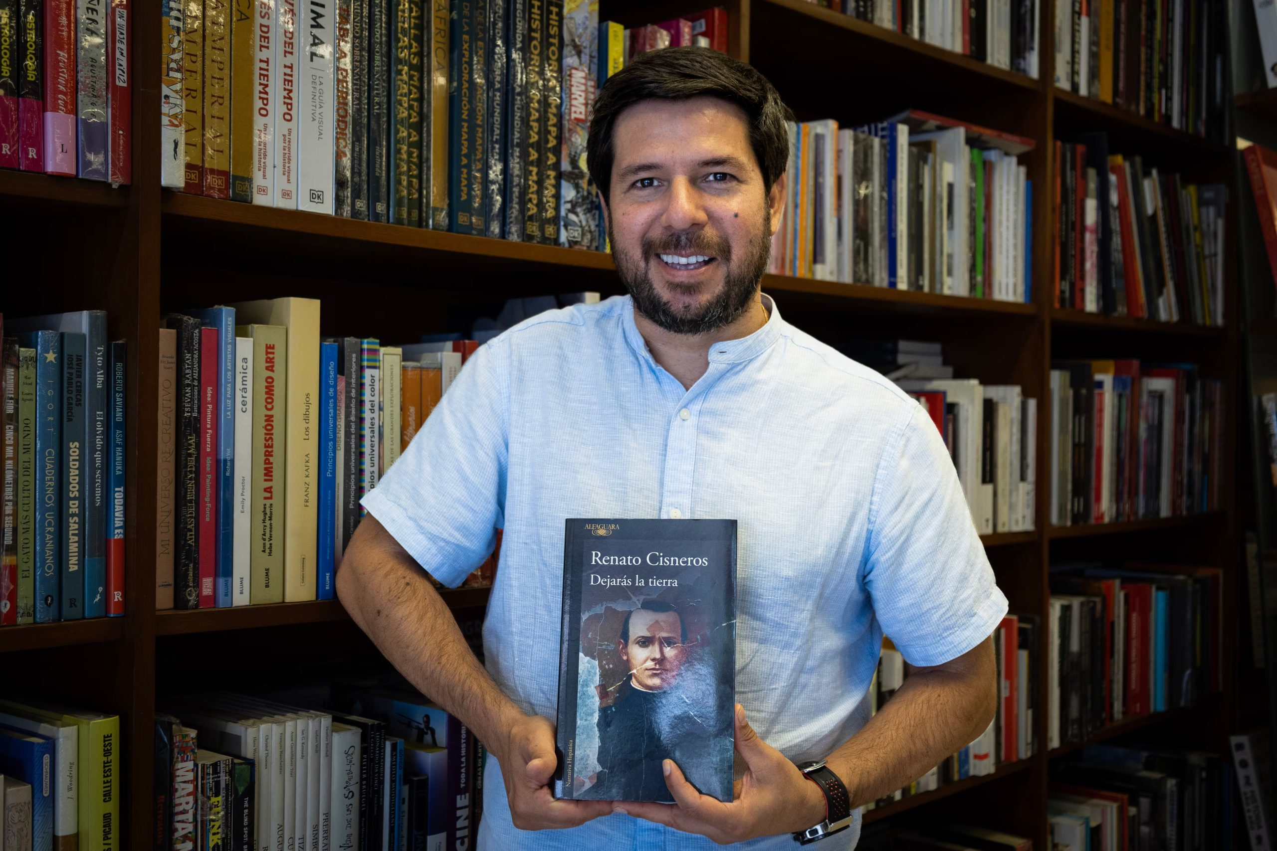 Años de cartas antiguas, partidas de nacimiento y relatos silenciados. Así se gestó Dejarás la tierra, la precuela de La distancia que nos separa con la que Renato Cisneros consolidó su propuesta de literatura sobre la memoria. (Diego Casimiro)