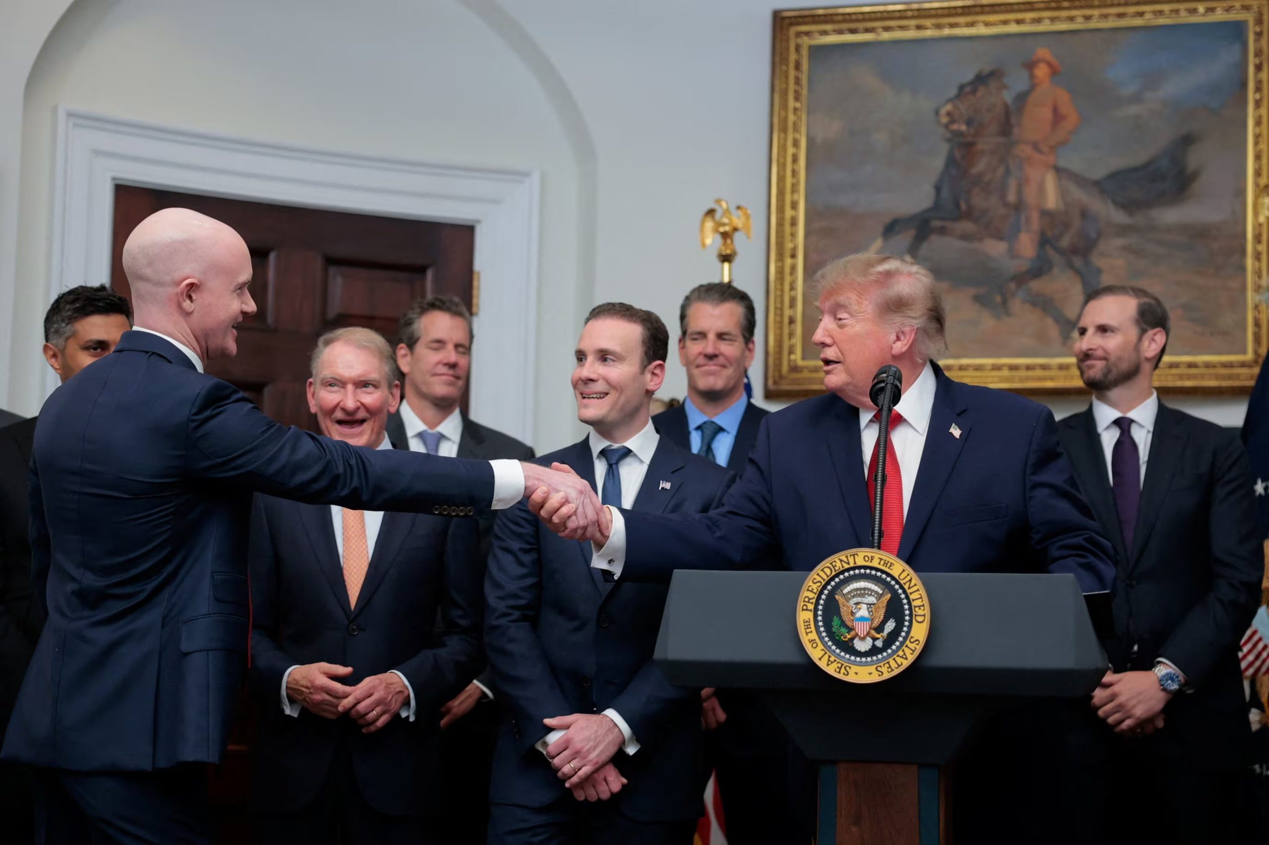 El presidente de Estados Unidos, Donald Trump, estrecha la mano de Brian Armstrong, cofundador y director ejecutivo de Coinbase, mientras pronuncia un discurso ante ejecutivos de criptomonedas en la Sala Roosevelt de la Casa Blanca en Washington DC, EEUU, el miércoles pasado (REUTERS/Kylie Cooper)