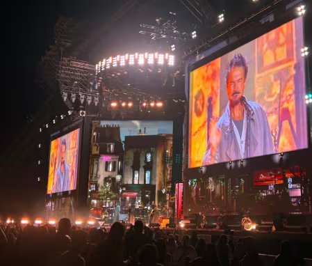 El cierre del concierto de Ricardo Arjona incluyó “Te quiero”, la invitación de una fan al escenario en “Señora de las cuatro décadas” y el pedido masivo de “Mujeres”./ (CR Hoy)