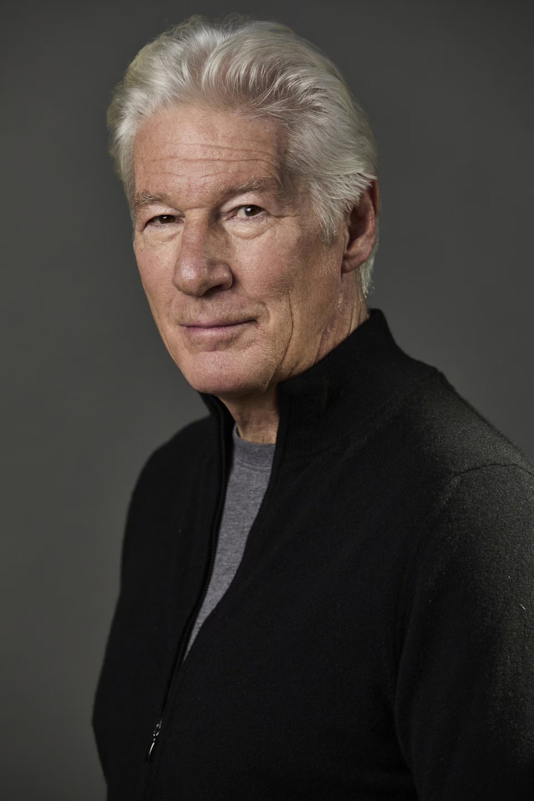 Richard Gere construye una identidad visual basada en la sobriedad, la elegancia y la coherencia estilística (Europa Press)