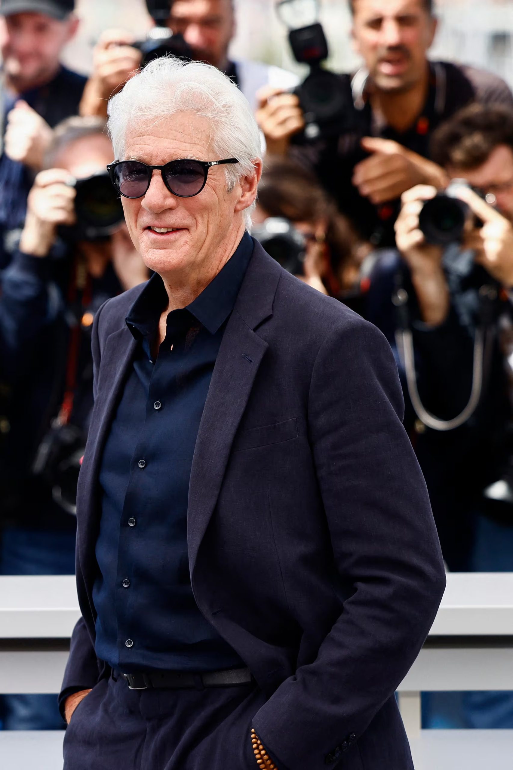 Richard Gere privilegia prendas de corte clásico y una paleta de colores neutros en sus apariciones públicas (REUTERS/Yara Nardi)