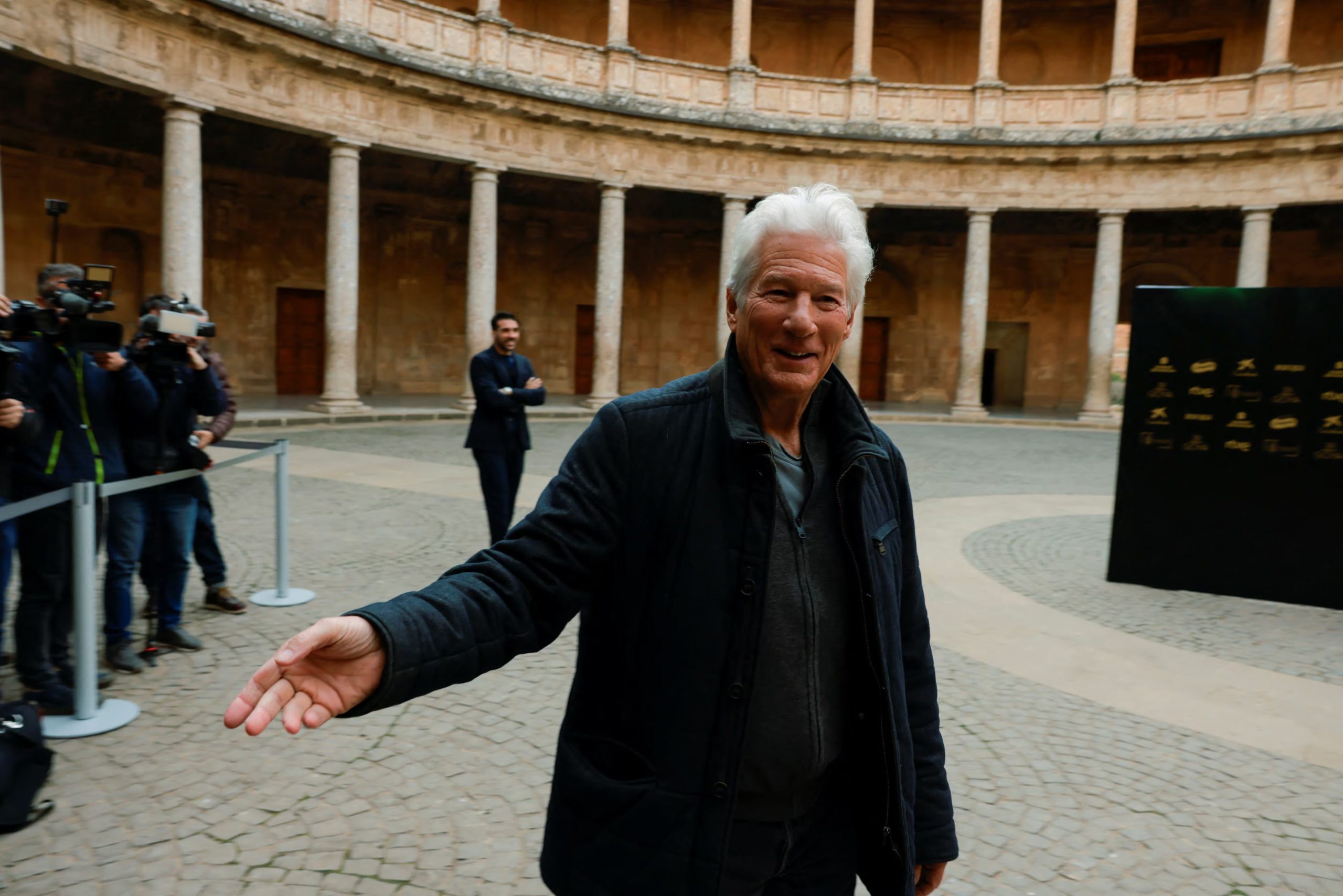 En contextos cotidianos, Richard Gere mantiene un vestuario cómodo con líneas limpias y tonos discretos (REUTERS/Jon Nazca)