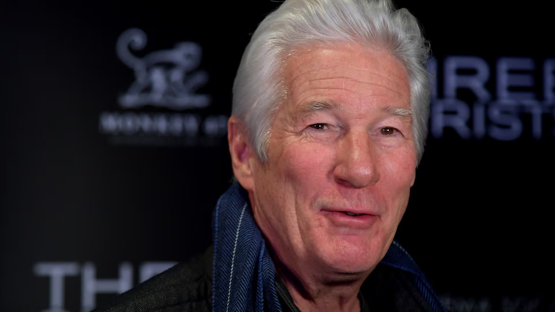 Richard Gere incorpora bufandas finas y gafas de sol como acentos medidos sin romper la armonía