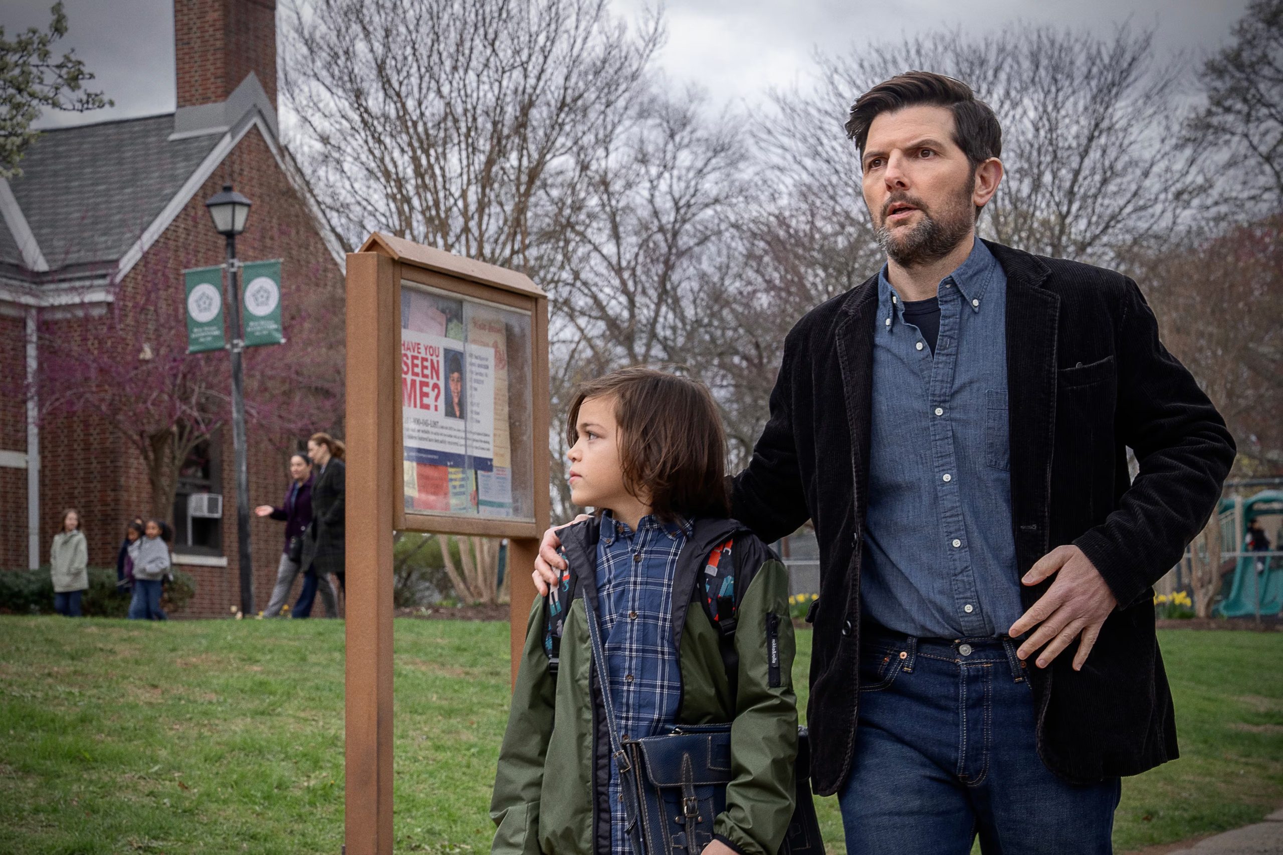 Adam Scott interpreta a Tom, un escritor viudo que busca a su hijo desaparecido. (Netflix)