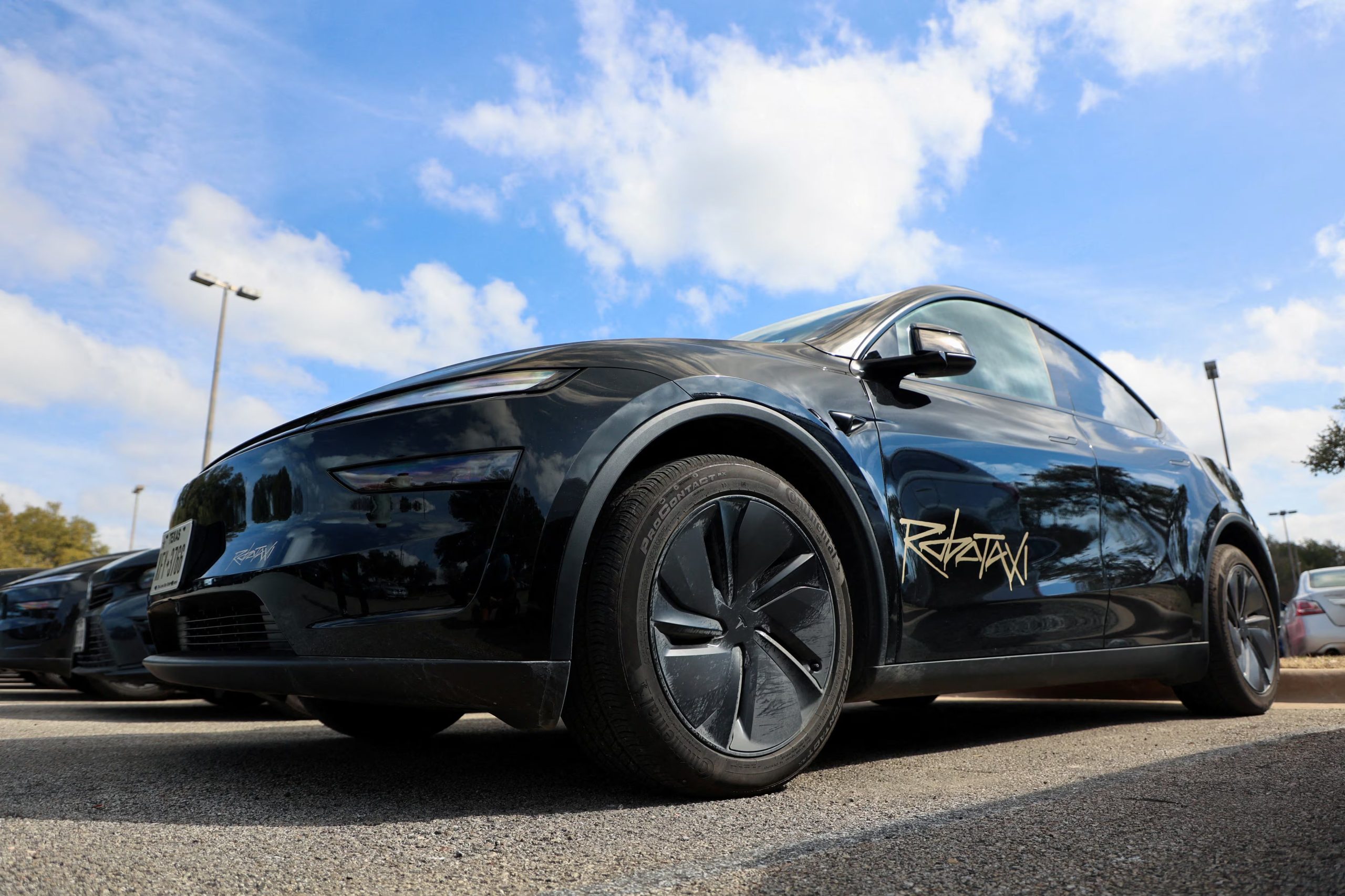 En las últimas dos semanas, los 170 viajes de Tesla Robotaxi monitoreados en Austin se realizaron sin supervisión y abarcaron 54 autos distintos. (REUTERS/Evan Garcia/File Photo)