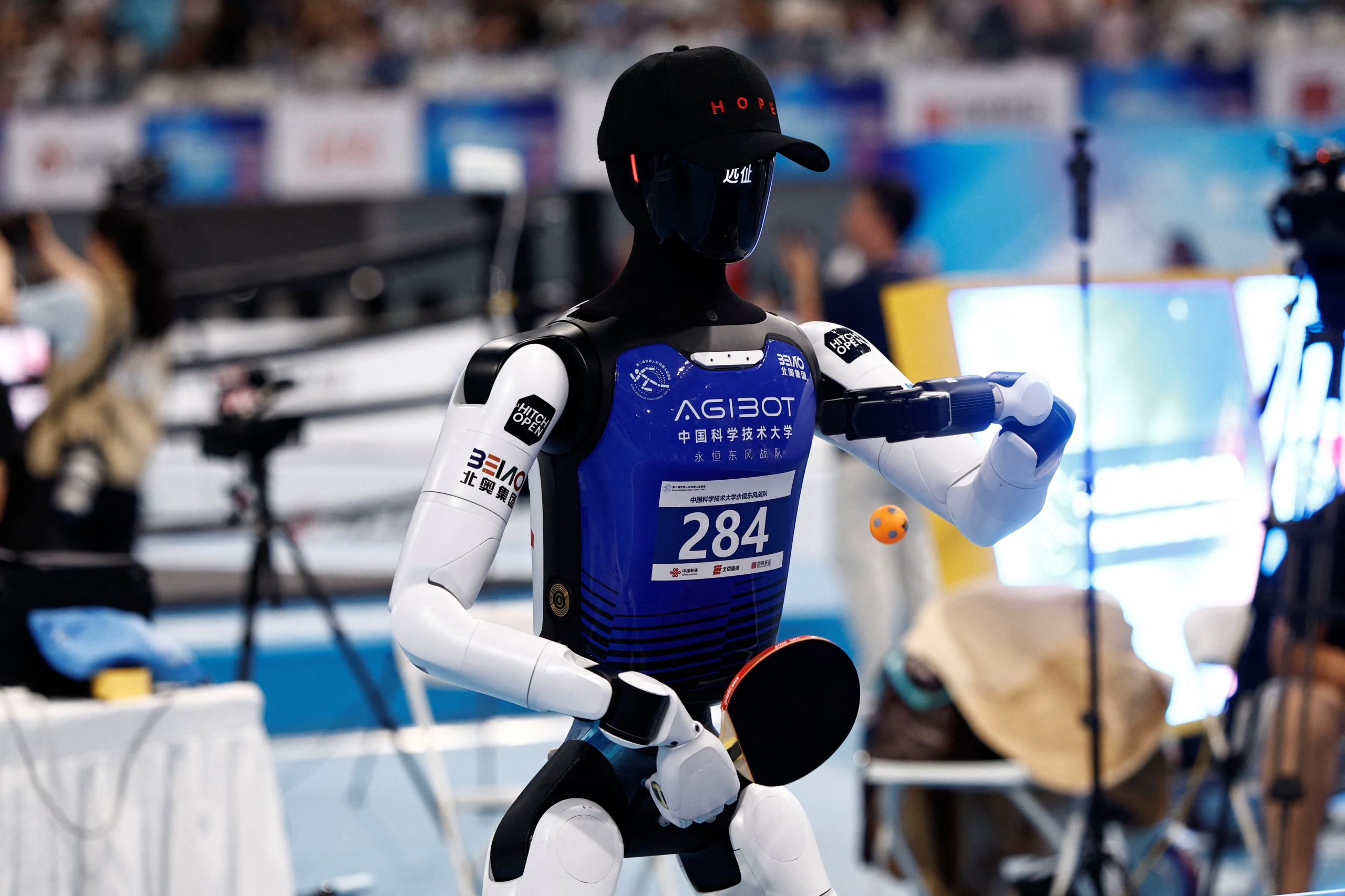 Un humanoide de AgiBot juega al ping pong durante una competencia en los Juegos Mundiales de Robots Humanoides 2026 (REUTERS/Tingshu Wang)