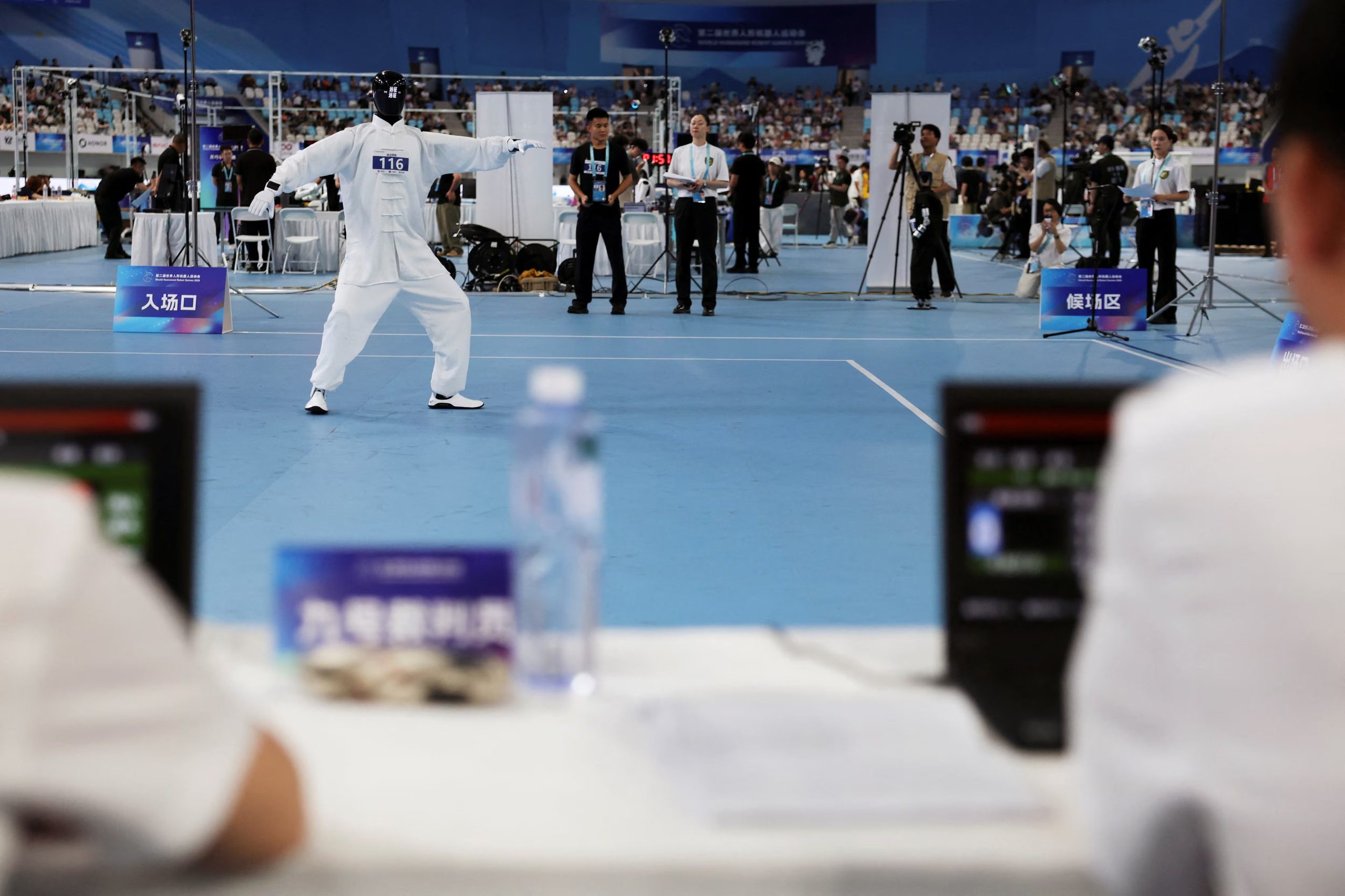 Un robot humanoide participa en una competencia de Tai Chi durante los Juegos de Beijing (REUTERS/Florence Lo)