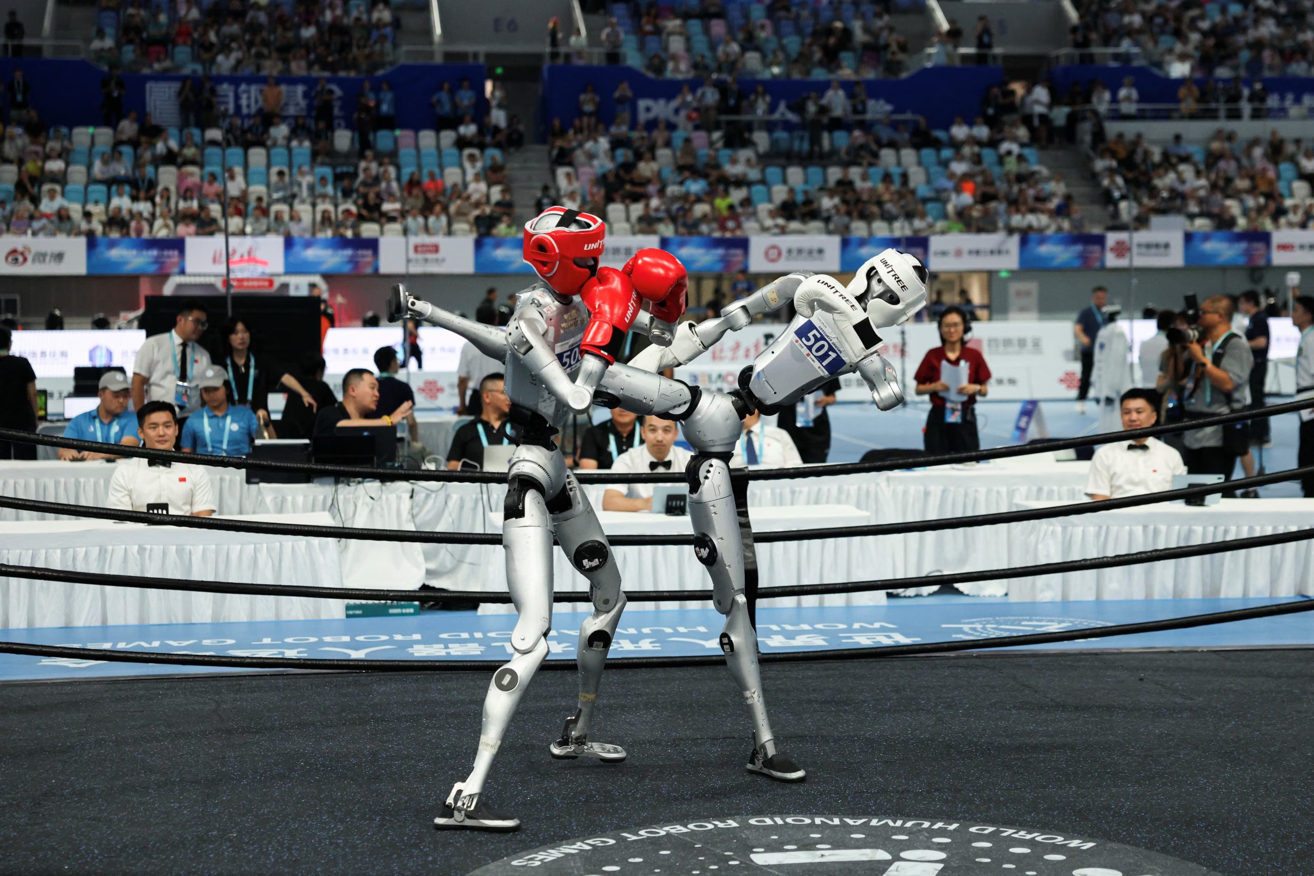 Robots humanoides de Unitree Robotics compiten en los cuartos de final de kickboxing de la categoría de 80 kilogramos (REUTERS/Tingshu Wang)
