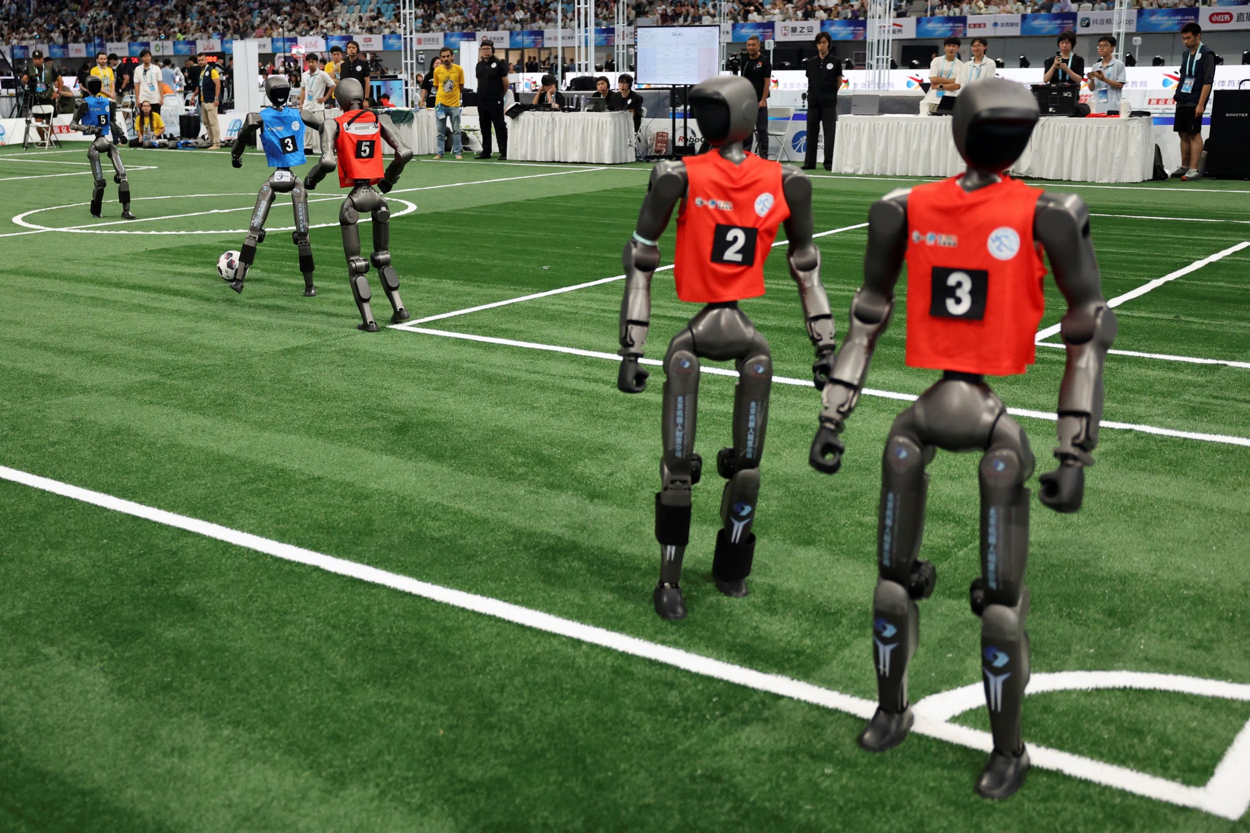 Jugadores de fútbol robots humanoides participan en un partido de cuartos de final de fútbol 5 contra 5 para grupos de grandes robots (REUTERS/Florence Lo)