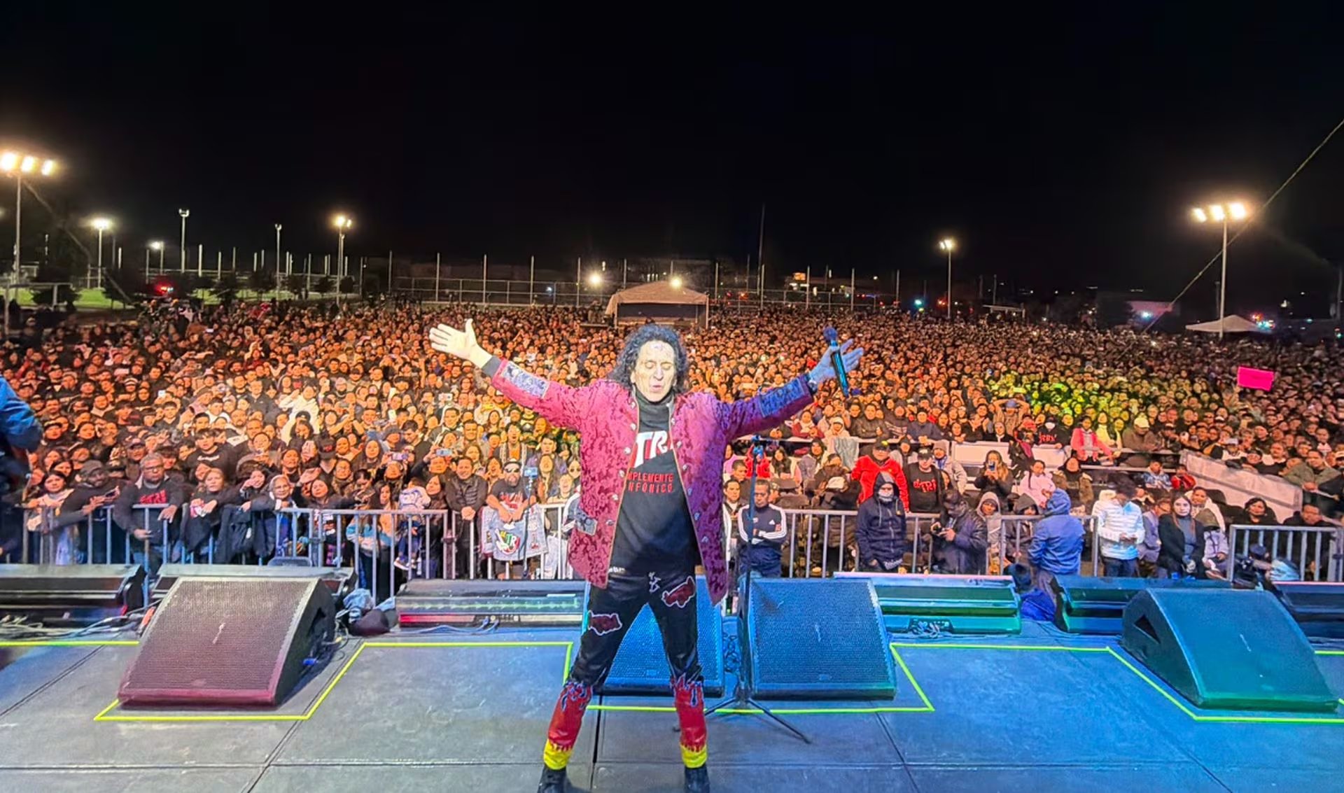 El músico interpretó los primeros versos de “Caminos de Guanajuato”, de José Alfredo Jiménez. “Por eso vamos a estar en el Rockstar Fest de León, Guanajuato, el 31 de octubre”, declaró Lora en el clip. (Facebook / El Tri Oficial)