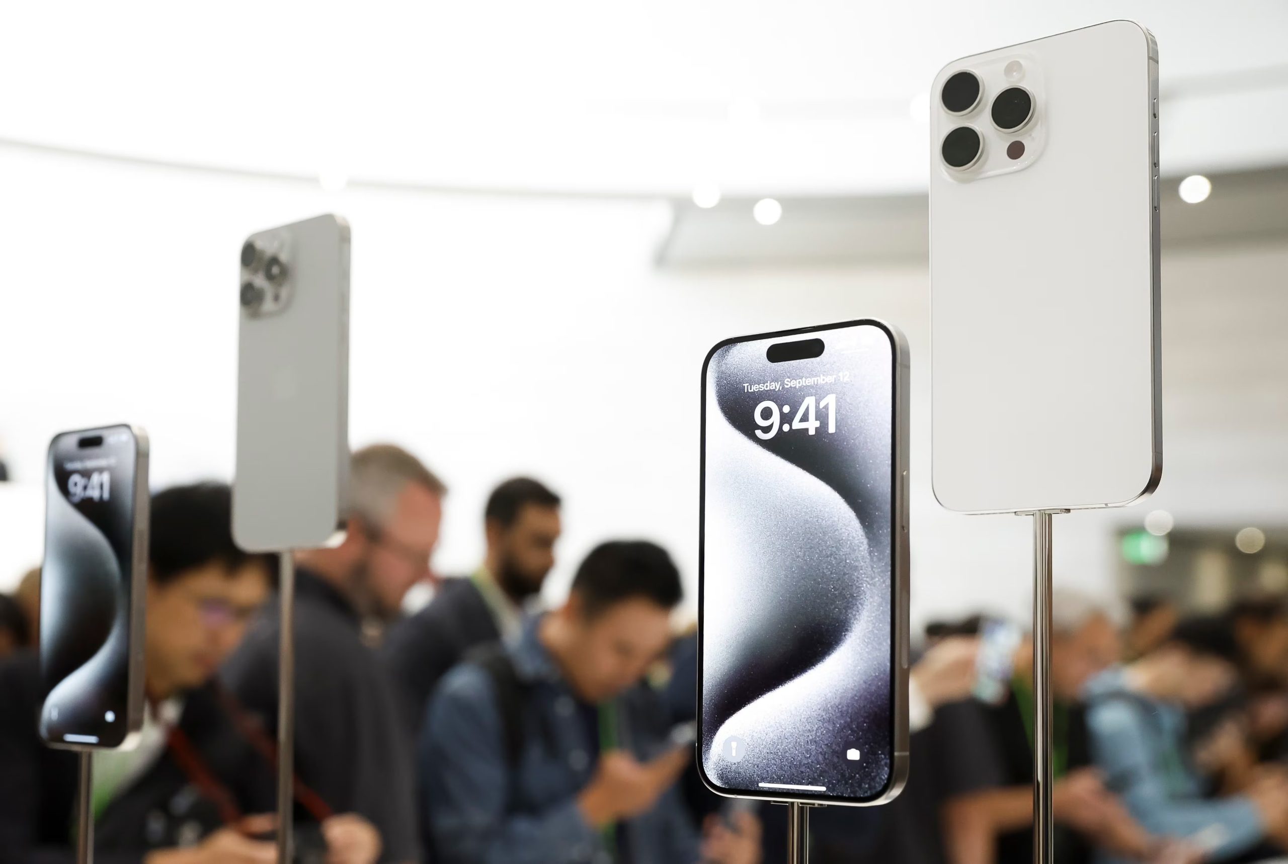 La cámara principal de los nuevos modelos de iPhone integraría una apertura variable controlable manualmente y un sensor apilado de tres capas, ofreciendo mejoras en rango dinámico y reducción de ruido. EFE/John G. Mabanglo
