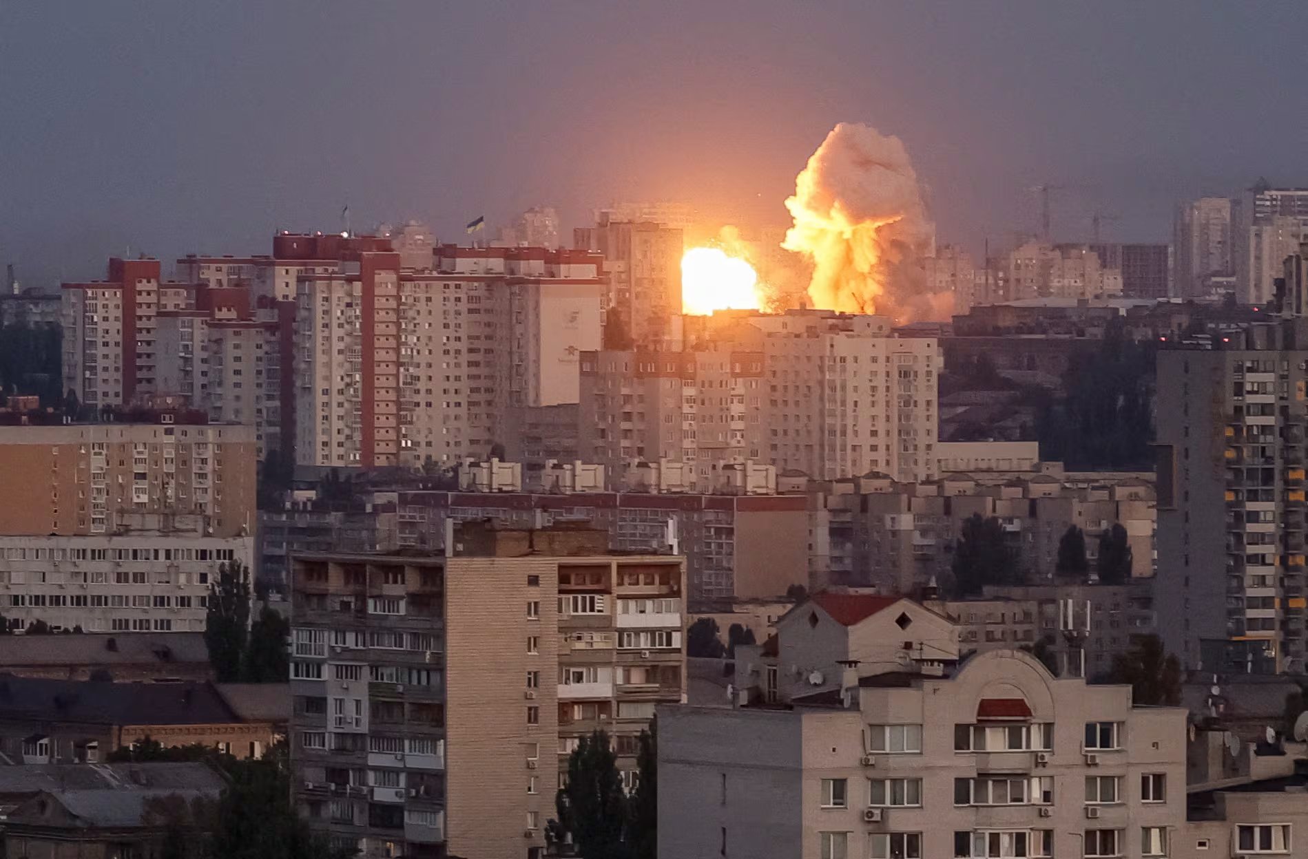 Moscú evalúa intensificar los bombardeos con misiles balísticos convencionales sobre Kiev y otras infraestructuras urbanas de Ucrania. (REUTERS/Gleb Garanich)