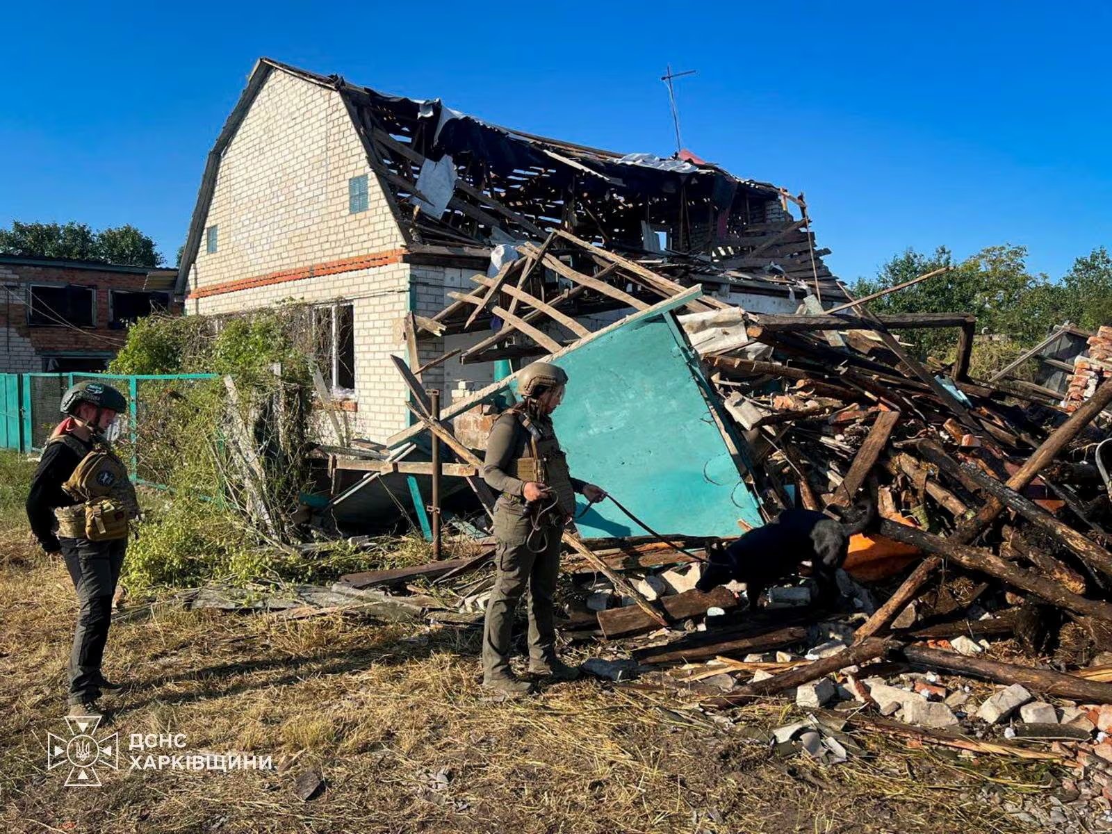 Equipos de rescate trabajan en el lugar donde se encuentran viviendas afectadas por ataques de Rusia (REUTERS/Archivo)
