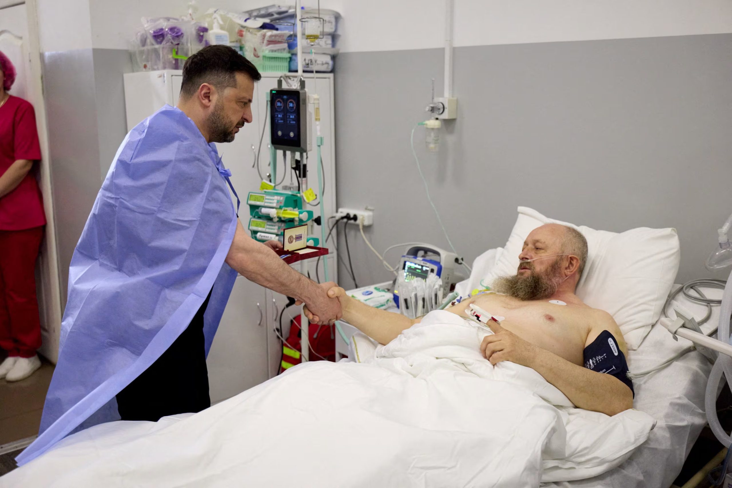El presidente de Ucrania, Volodimir Zelensky, condecora a un militar ucraniano herido en un hospital de Dnipró (Ucrania) durante el ataque de Rusia al país (REUTERS/Archivo)
