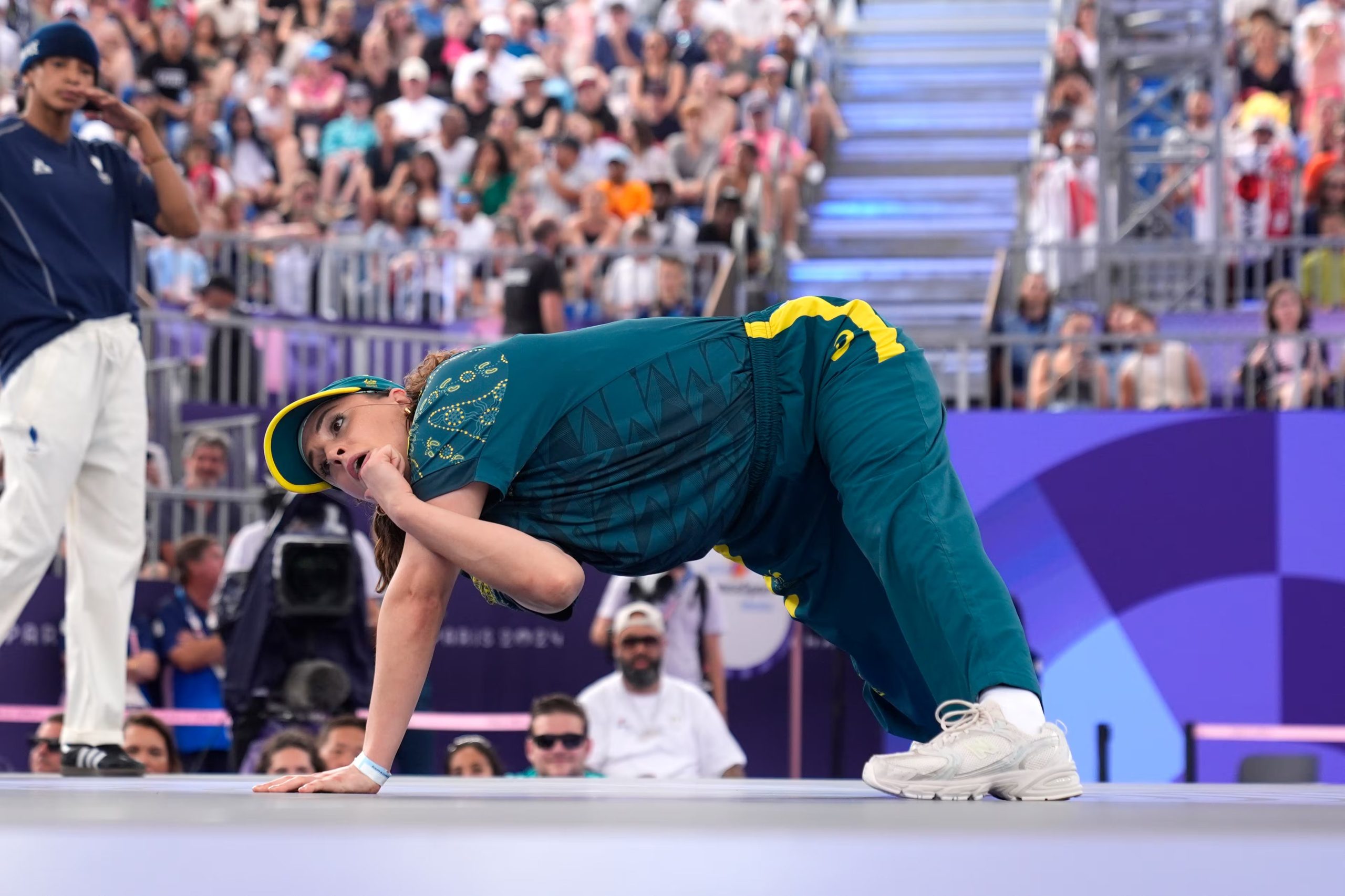 Una de las imágenes que dejó la presentación de Rachael Gunn de Australia, conocida como B-Girl Raygun, durante la batalla Round Robin en la competencia de breaking en el Parque Urbano La Concorde en los Juegos Olímpicos de Verano de 2024 (Créditos: AP/Frank Franklin)