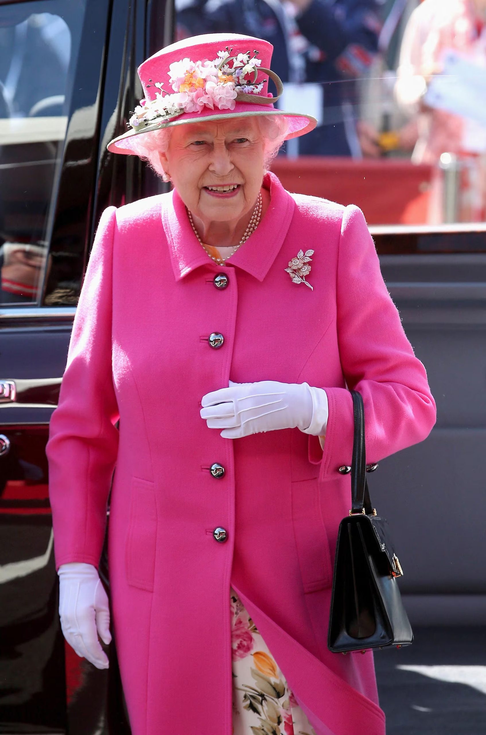 La reina Isabel II con un look colorido para una aparición pública en 2022 (REUTERS/Chris Jackson/Pool/File Photo)