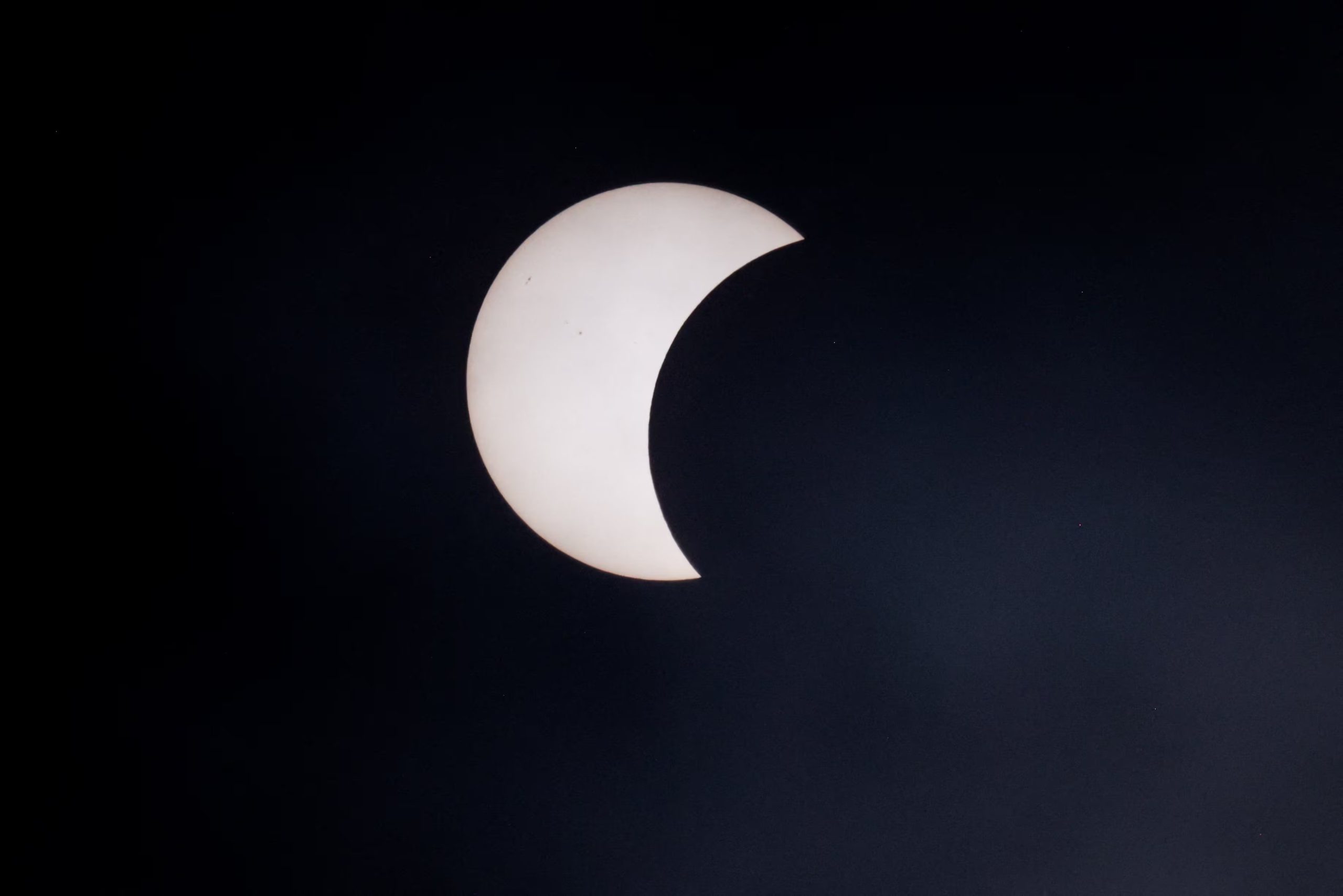 La Luna tapa parcialmente el Sol durante un eclipse solar, visto desde A Coruña, España, el 12 de agosto de 2026. REUTERS/Miguel Vidal