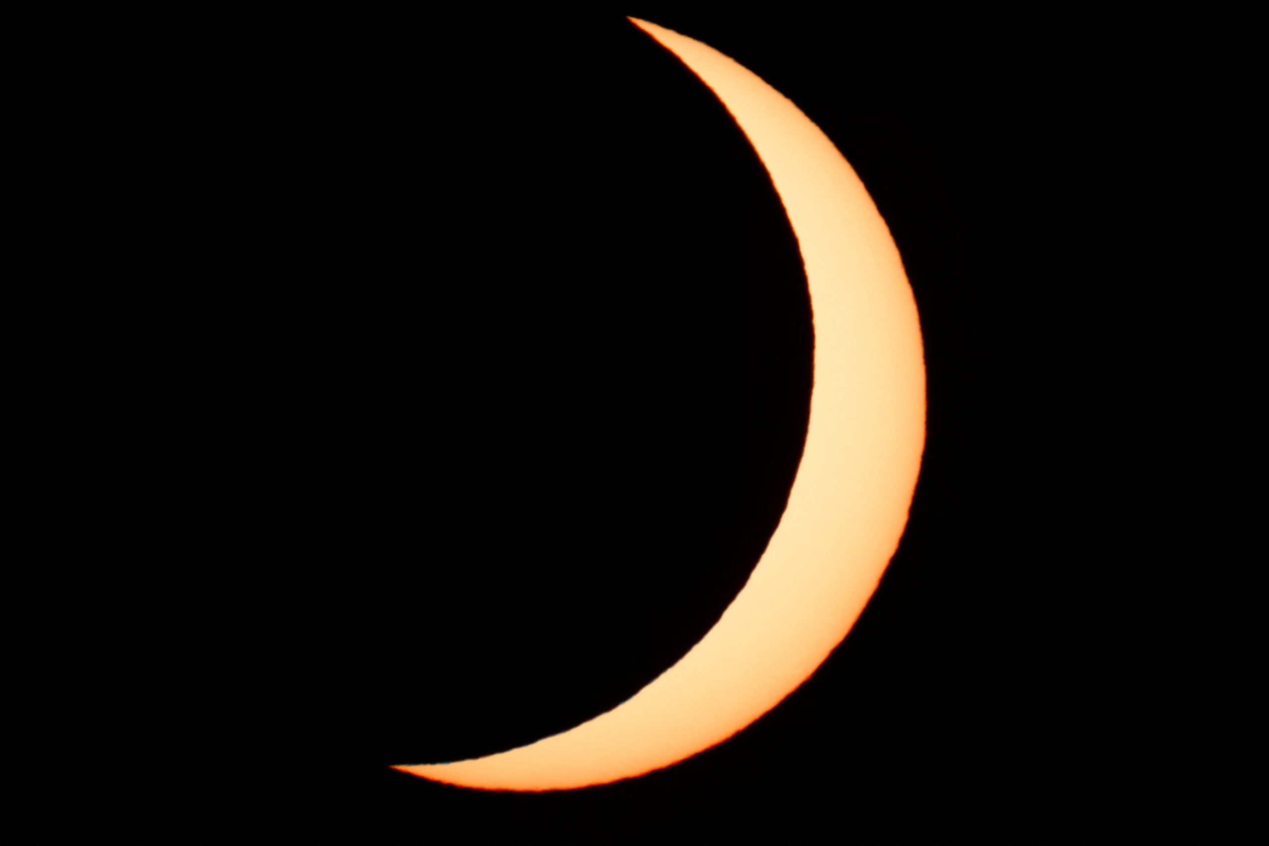 La Luna tapa por completo el Sol durante un eclipse solar, visto desde Villalba del Rey, España, el 12 de agosto de 2026. REUTERS/Ana Beltrán