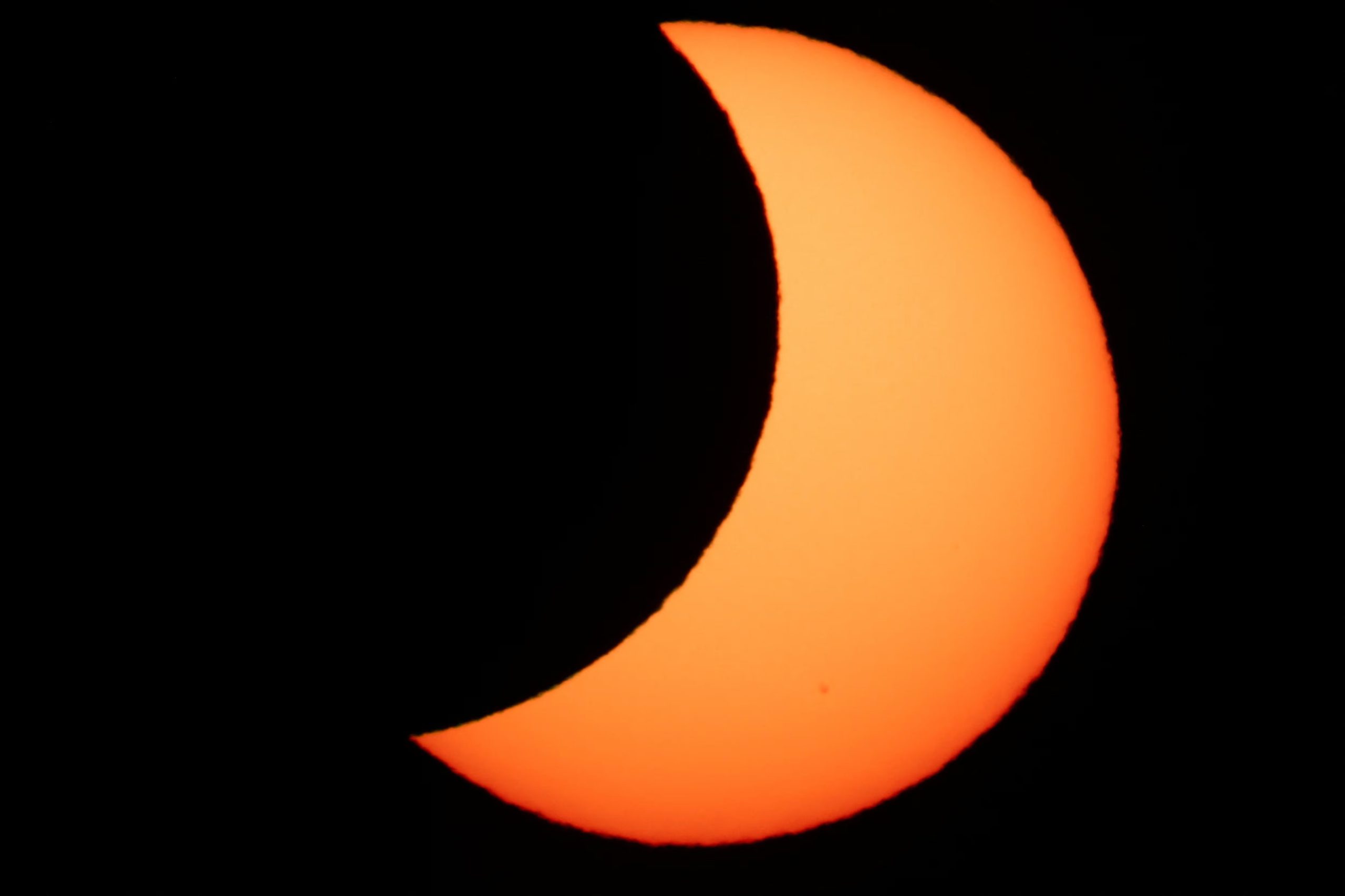 La Luna cubre parcialmente el Sol tras un eclipse solar total, visto desde Arija, España, el 12 de agosto de 2026. REUTERS/Borja Suárez