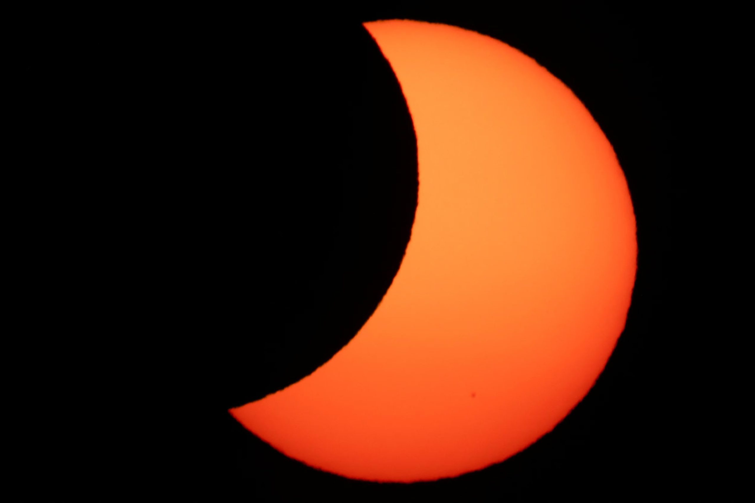 La Luna cubre parcialmente el Sol tras un eclipse solar total, visto desde Arija, España, el 12 de agosto de 2026. REUTERS/Borja Suárez