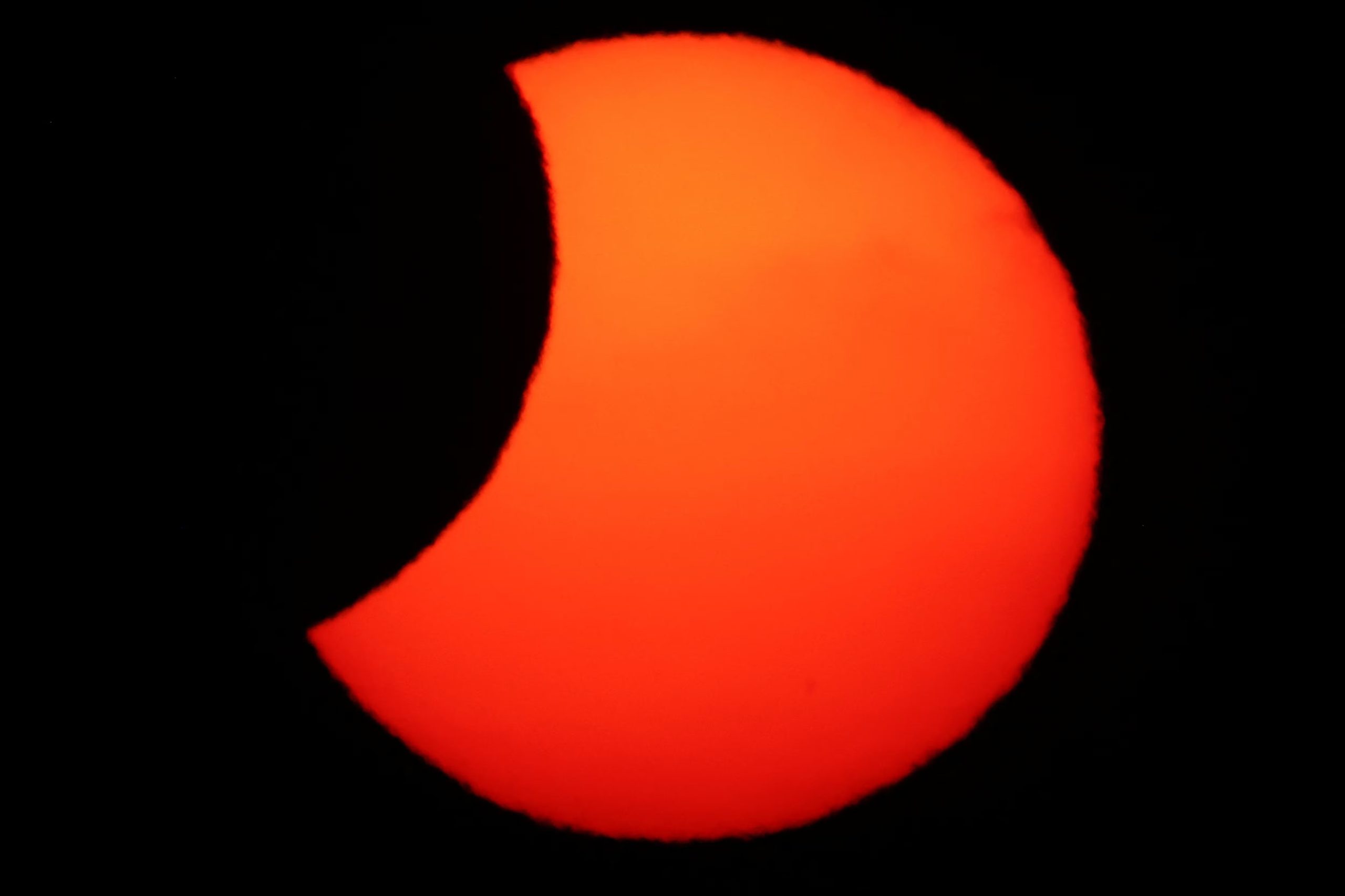 La Luna cubre parcialmente el Sol tras un eclipse solar total, visto desde Arija, España, el 12 de agosto de 2026. REUTERS/Borja Suárez