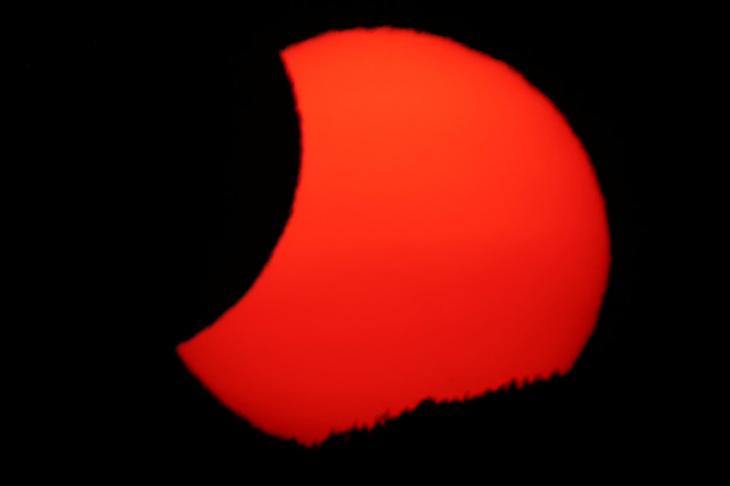 La Luna cubre parcialmente el Sol tras un eclipse solar total, visto desde Arija, España, el 12 de agosto de 2026. REUTERS/Borja Suárez