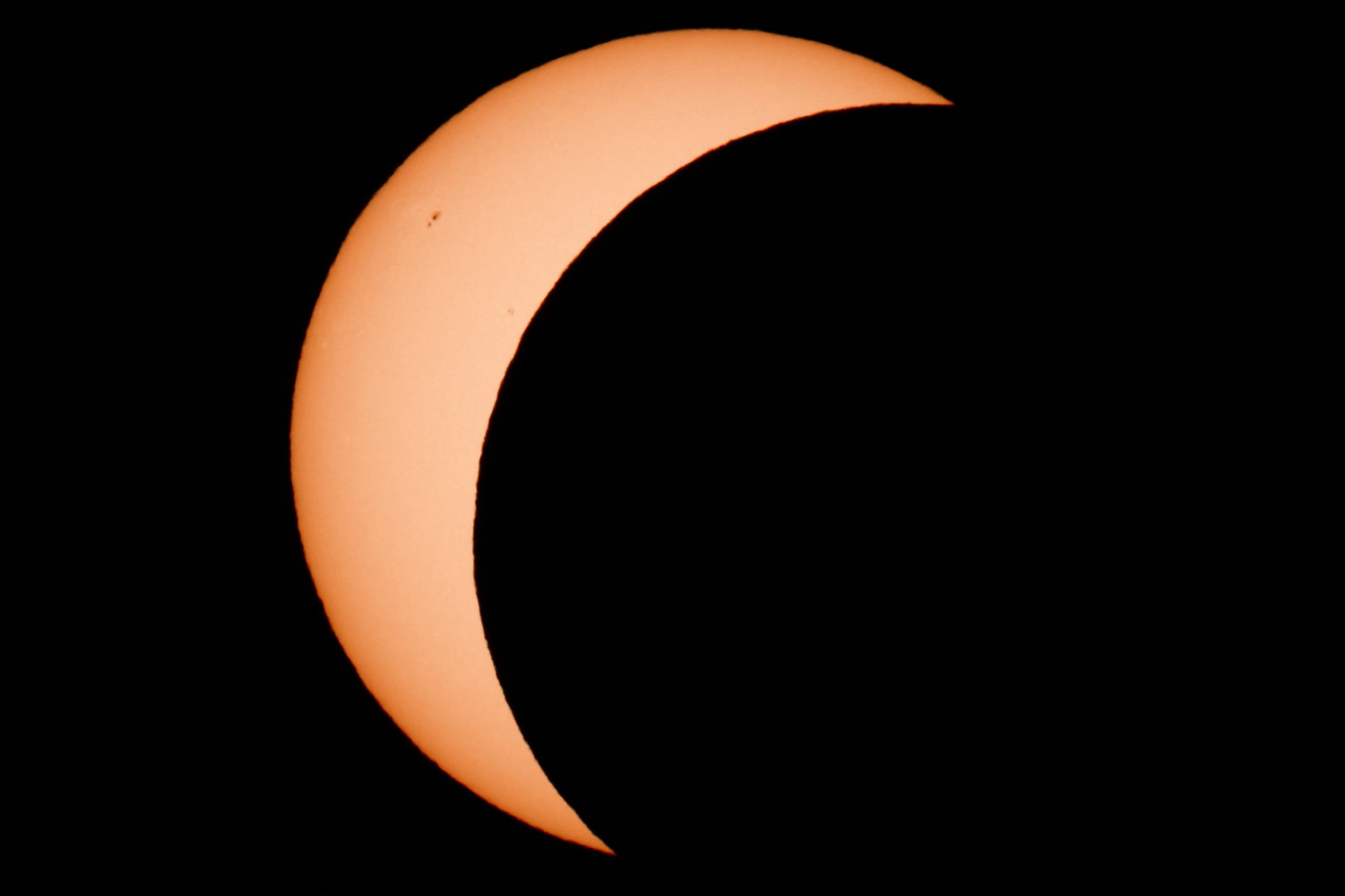 La Luna cubre parcialmente el Sol durante un eclipse solar, visto desde Arija, España, el 12 de agosto de 2026. REUTERS/Borja Suárez