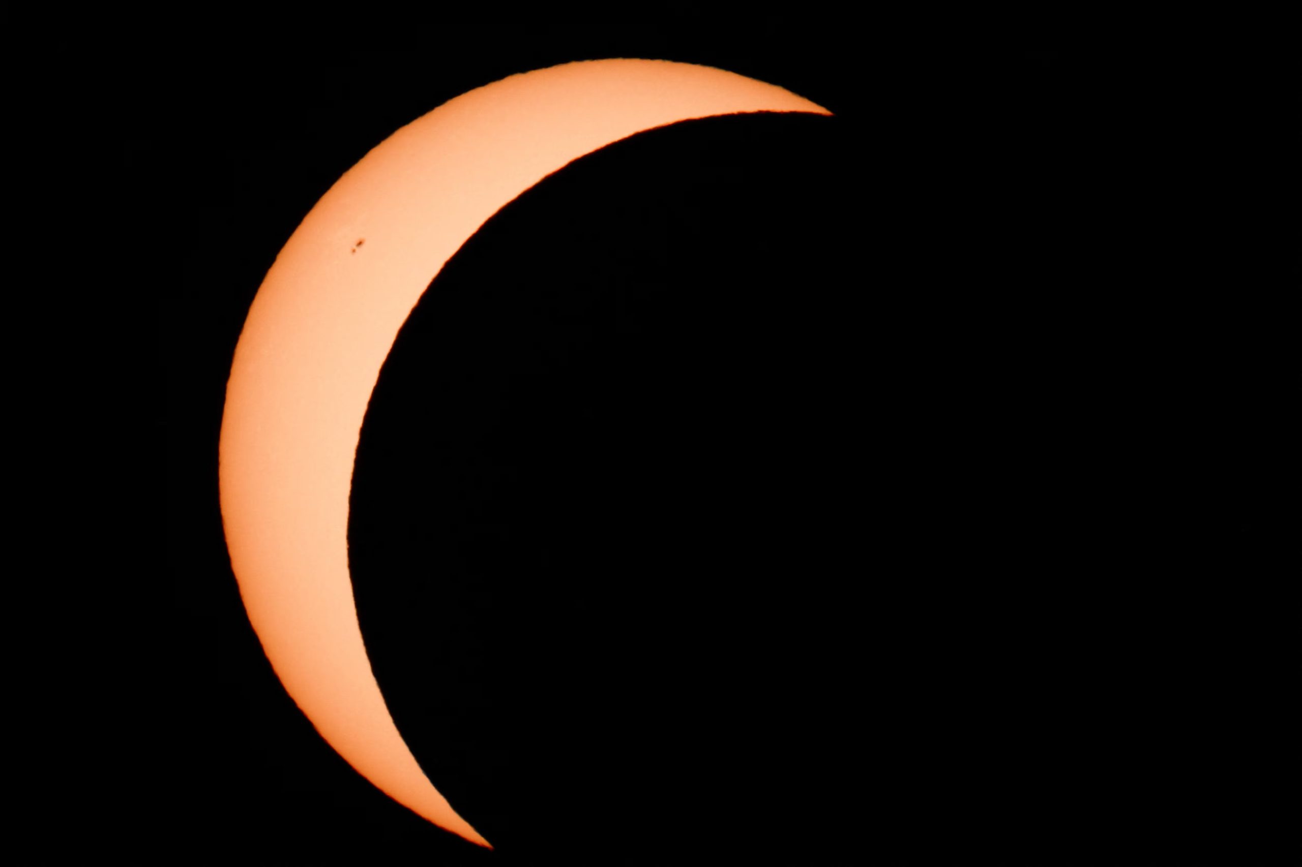 La Luna cubre parcialmente el Sol durante un eclipse solar, visto desde Arija, España, el 12 de agosto de 2026. REUTERS/Borja Suárez