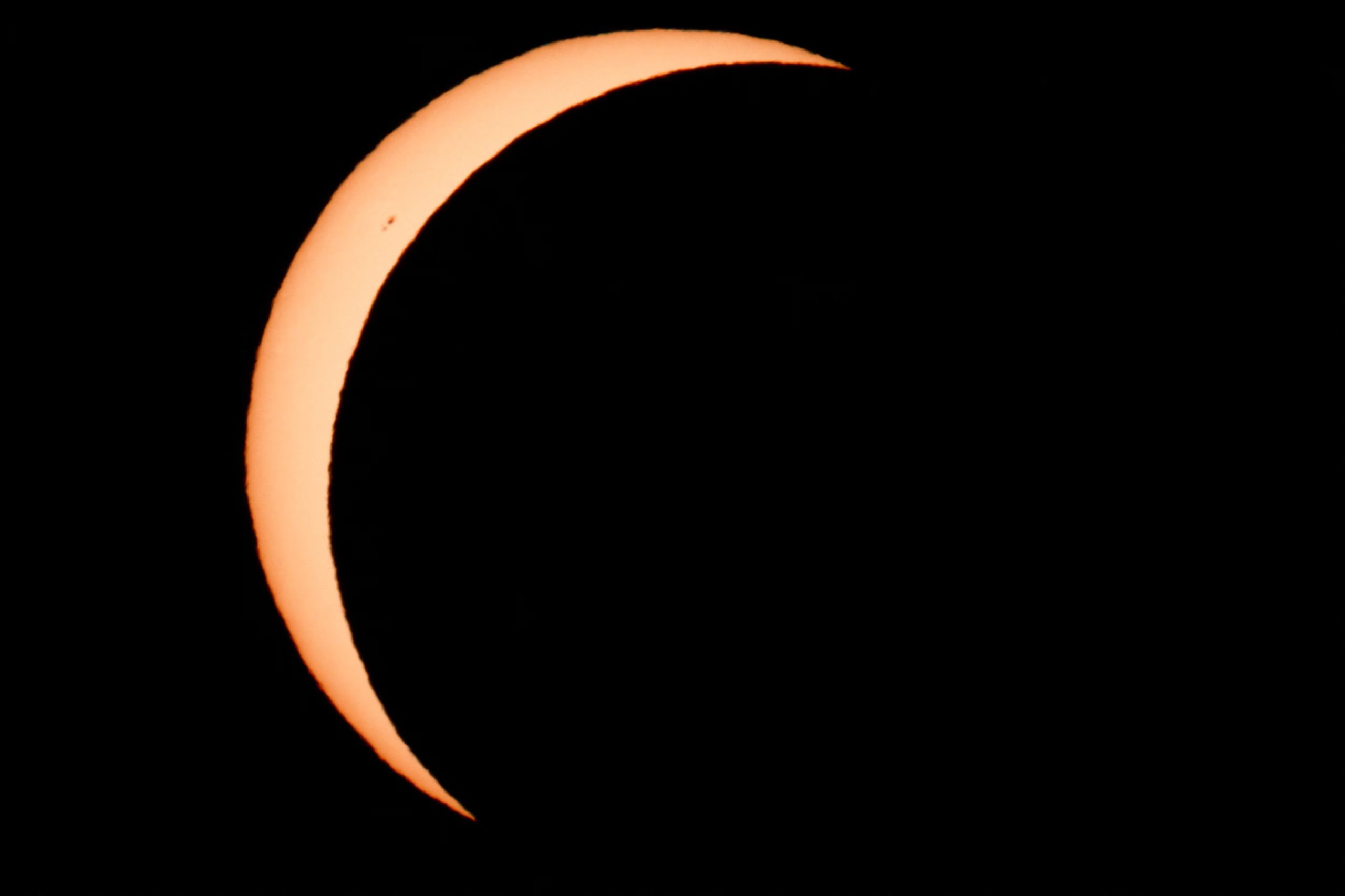 La Luna cubre parcialmente el Sol durante un eclipse solar, visto desde Arija, España, el 12 de agosto de 2026. REUTERS/Borja Suárez