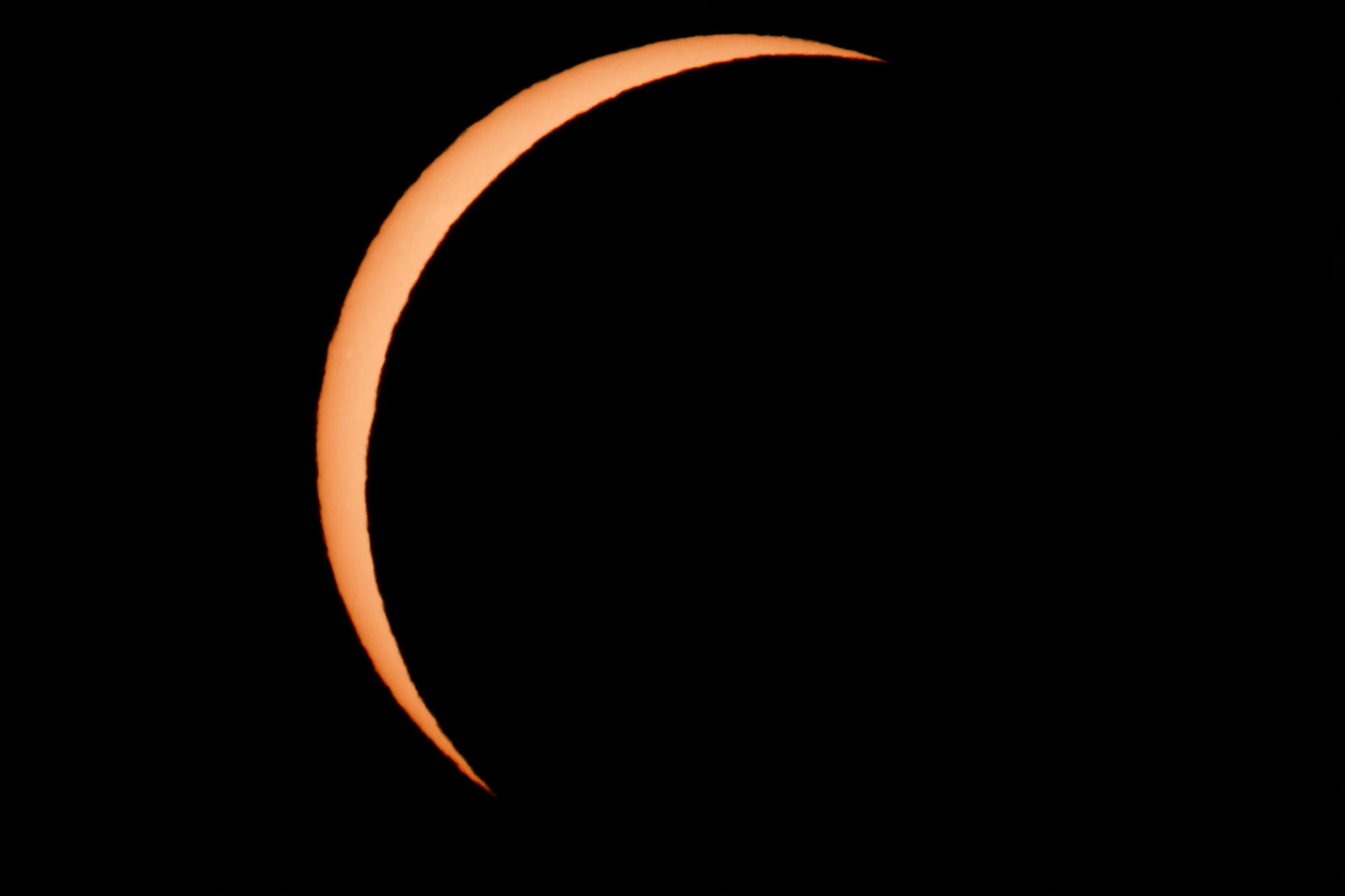 La Luna cubre parcialmente el Sol durante un eclipse solar, visto desde Arija, España, el 12 de agosto de 2026. REUTERS/Borja Suárez