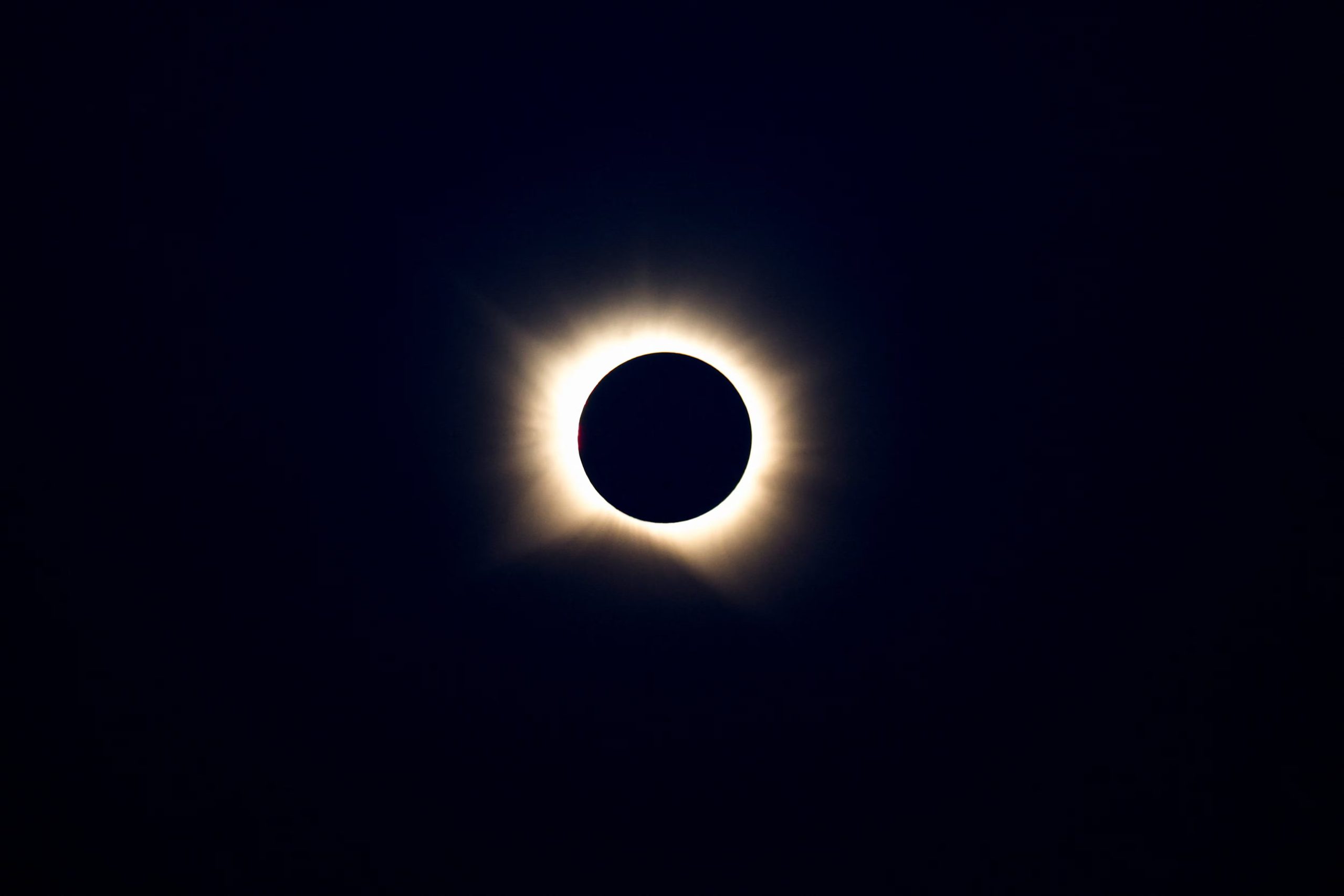 La Luna tapa por completo el Sol durante un eclipse solar total, visto desde Osorno, España, el 12 de agosto de 2026. REUTERS/Jon Nazca