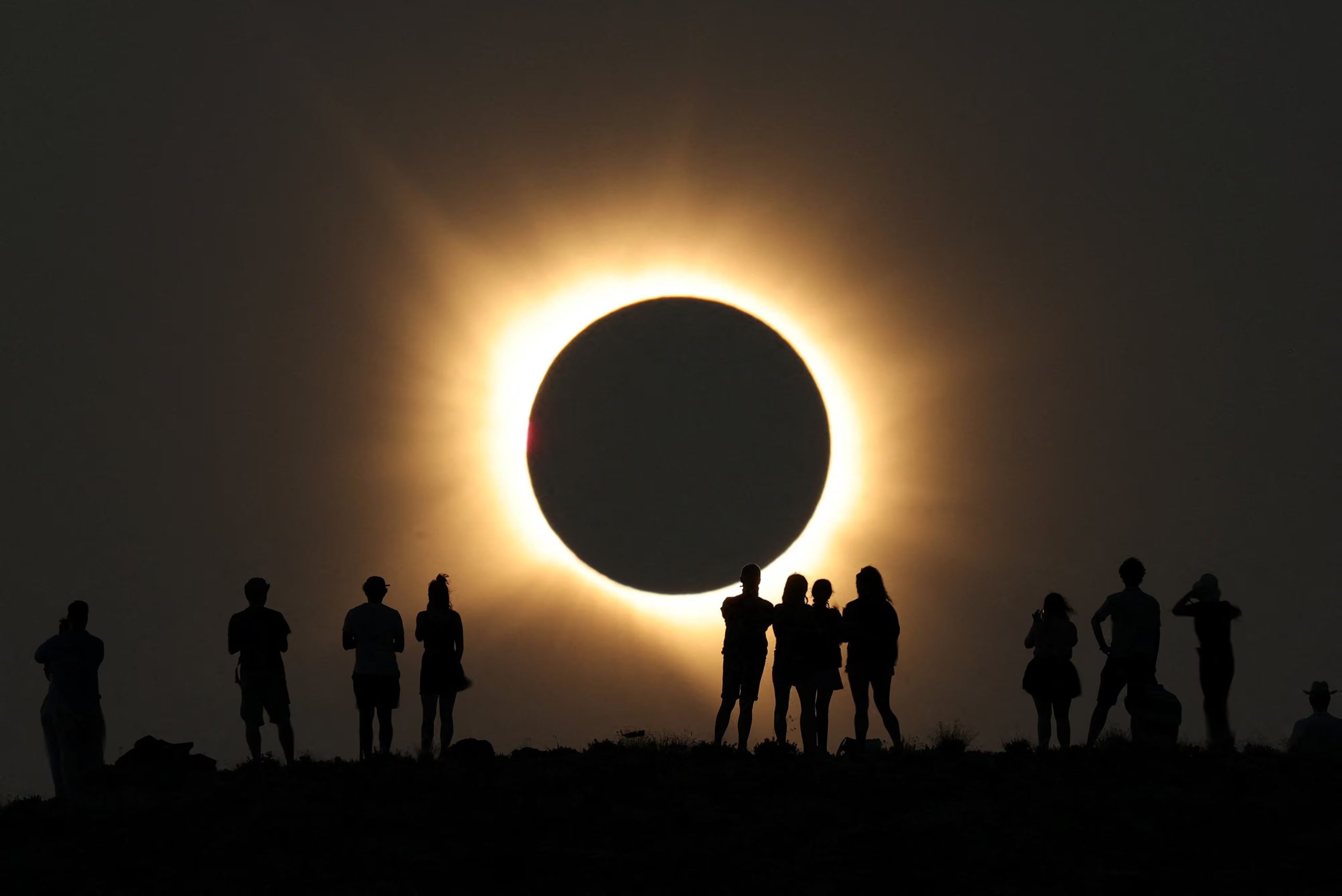La Luna oculta por completo el Sol durante un eclipse solar total, visto desde el Observatorio Astrofísico de Javalambre, en Arcos de las Salinas, cerca de Teruel (España), el 12 de agosto de 2026. REUTERS/Christian Hartmann