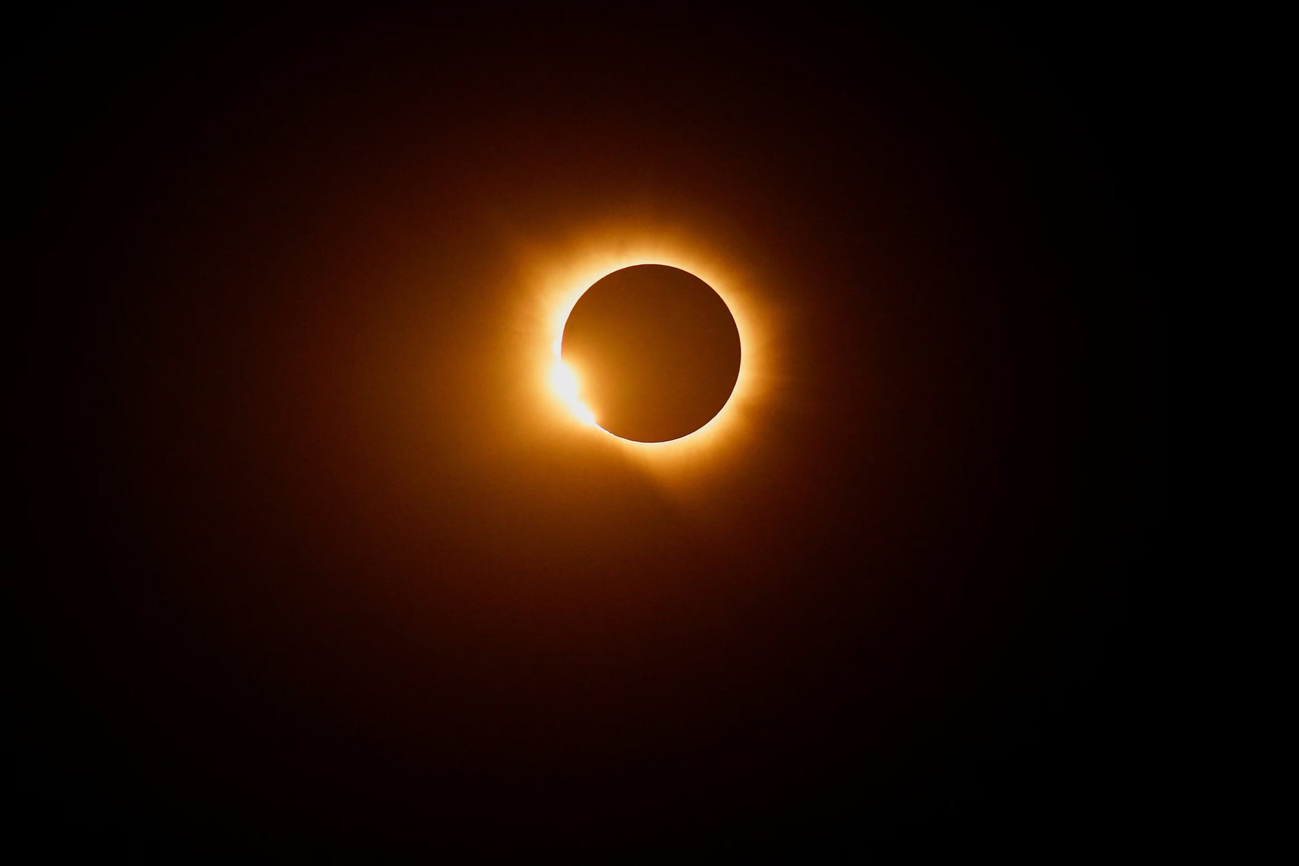 La Luna tapa por completo el Sol durante un eclipse solar, visto desde Villalba del Rey, España, el 12 de agosto de 2026. REUTERS/Ana Beltrán