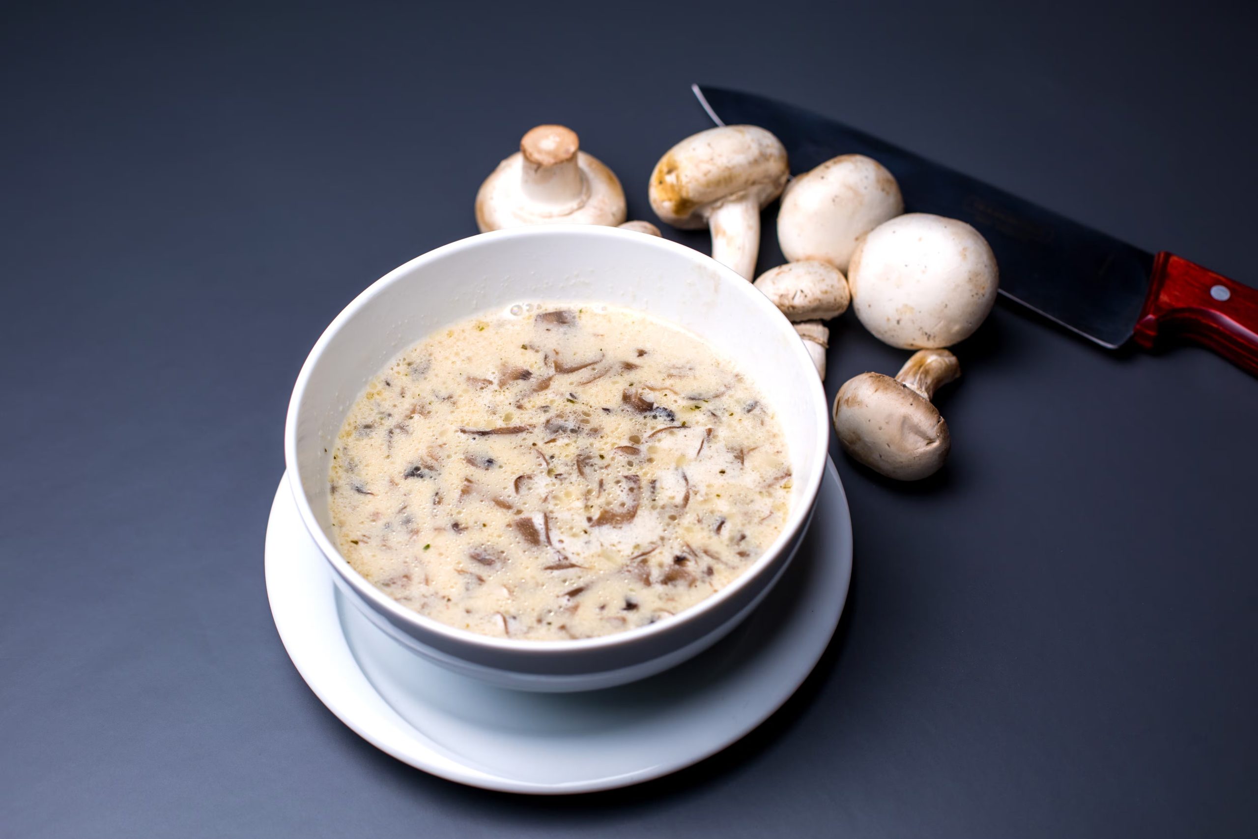 La tortilla de papa, hongos y queso de cabra incorpora hongos salteados y queso troceado, con un centro que debe quedar cremoso (Freepik)