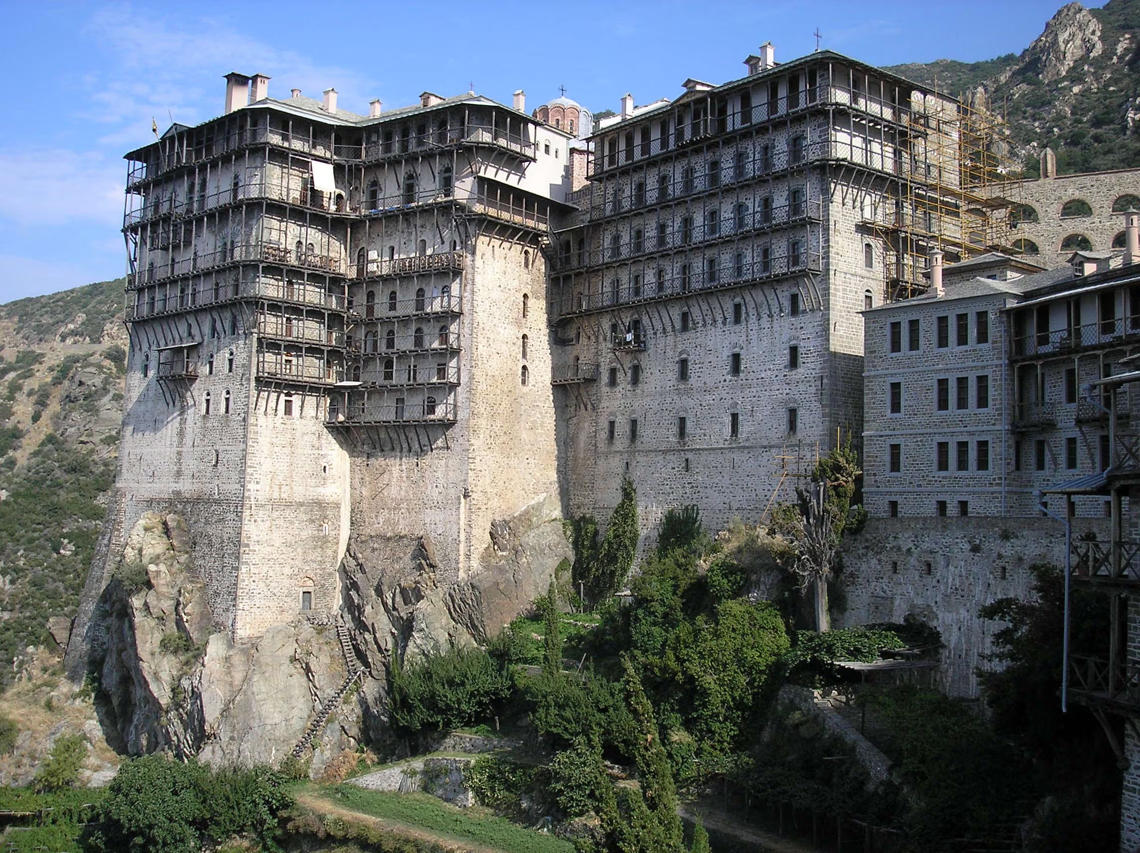 Gran anfiteatro esculpido en la roca caliza de la montaña Mokattam, abierto hacia el cielo (Wikipedia)
