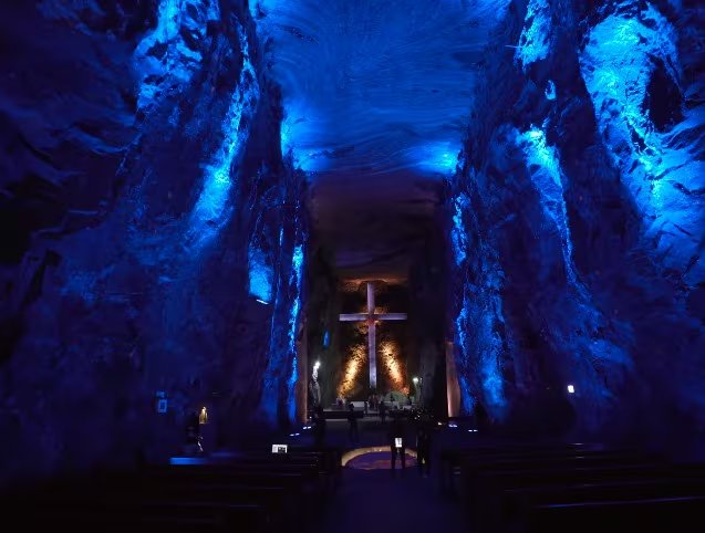 El recorrido atraviesa túneles y pasajes donde la arquitectura y el arte emergen directamente de la roca salina 