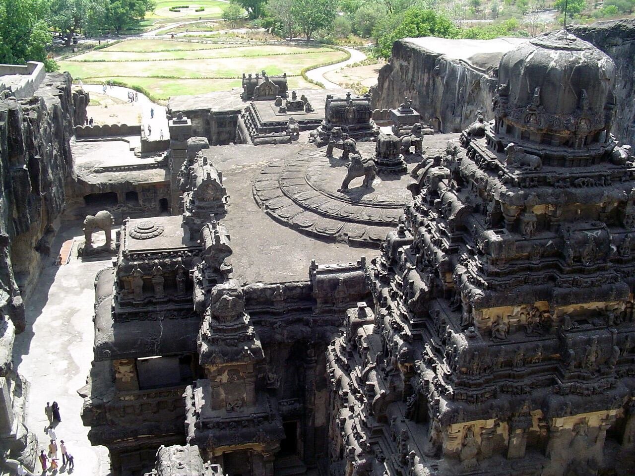 Columnas, techos y esculturas fueron esculpidos directamente en la roca volcánica, sin ensamblaje de bloques (Wikipedia)