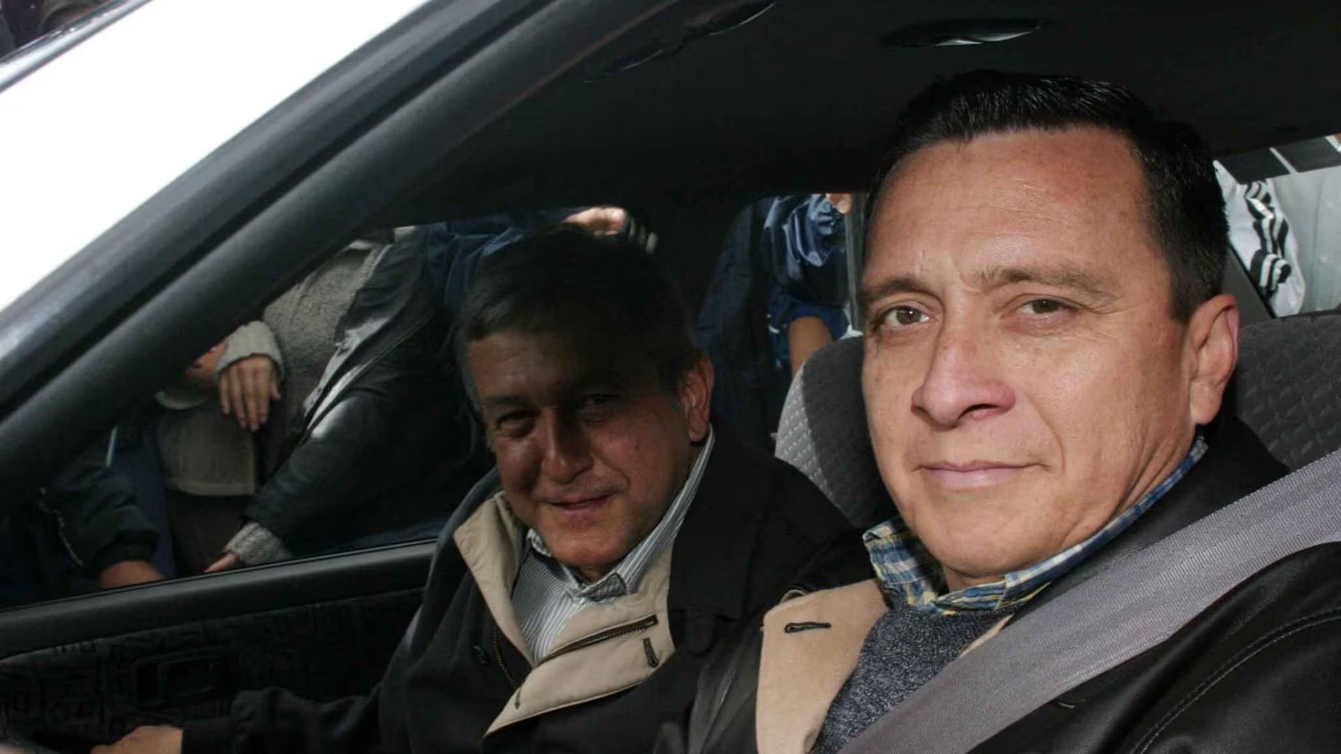 Andrés Manuel López Obrador y su inseparable chofer y coordinador de logística, Nicolás Mollinedo. FOTO: Moisés Pablo/CUARTOSCURO.COM