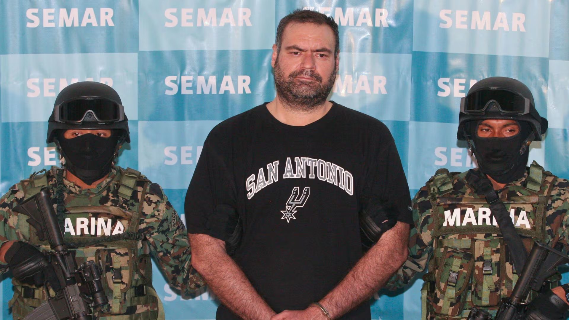 MÉXICO, D.F., 13SEPTIEMBRE2010.-El contralmirante José Luis Vergara, encargado de comunicacion social de la SEMAR presentó a Sergio Enrique Villarreal Barragán (a)